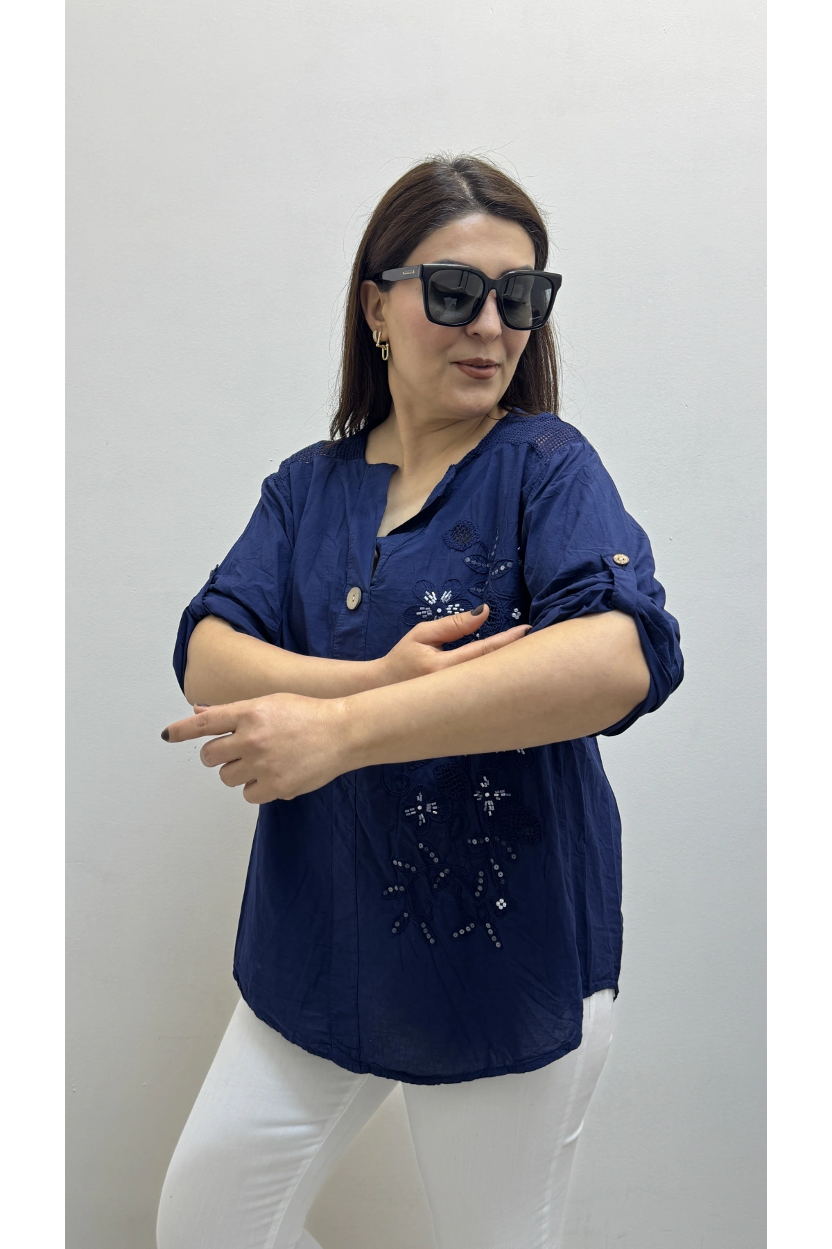 Nakış İşlemeli Hakim Yaka Lacivert İthal Gömlek