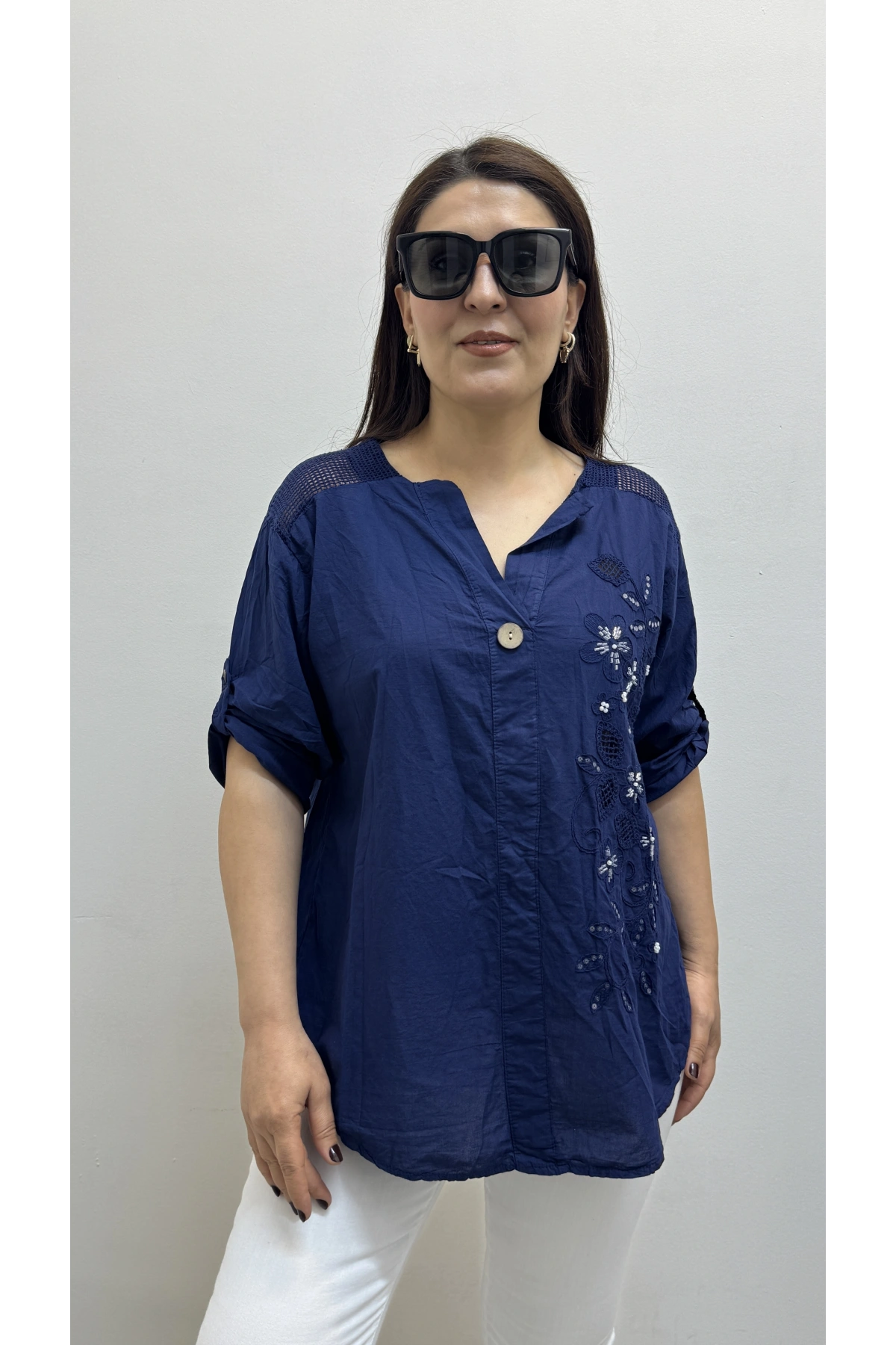 Nakış İşlemeli Hakim Yaka Lacivert İthal Gömlek