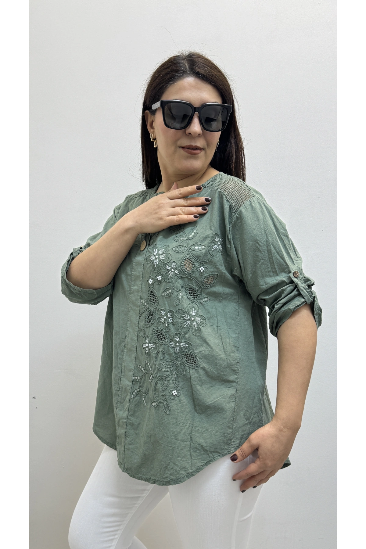 Nakış İşlemeli Hakim Yaka Haki Yeşil İthal Gömlek