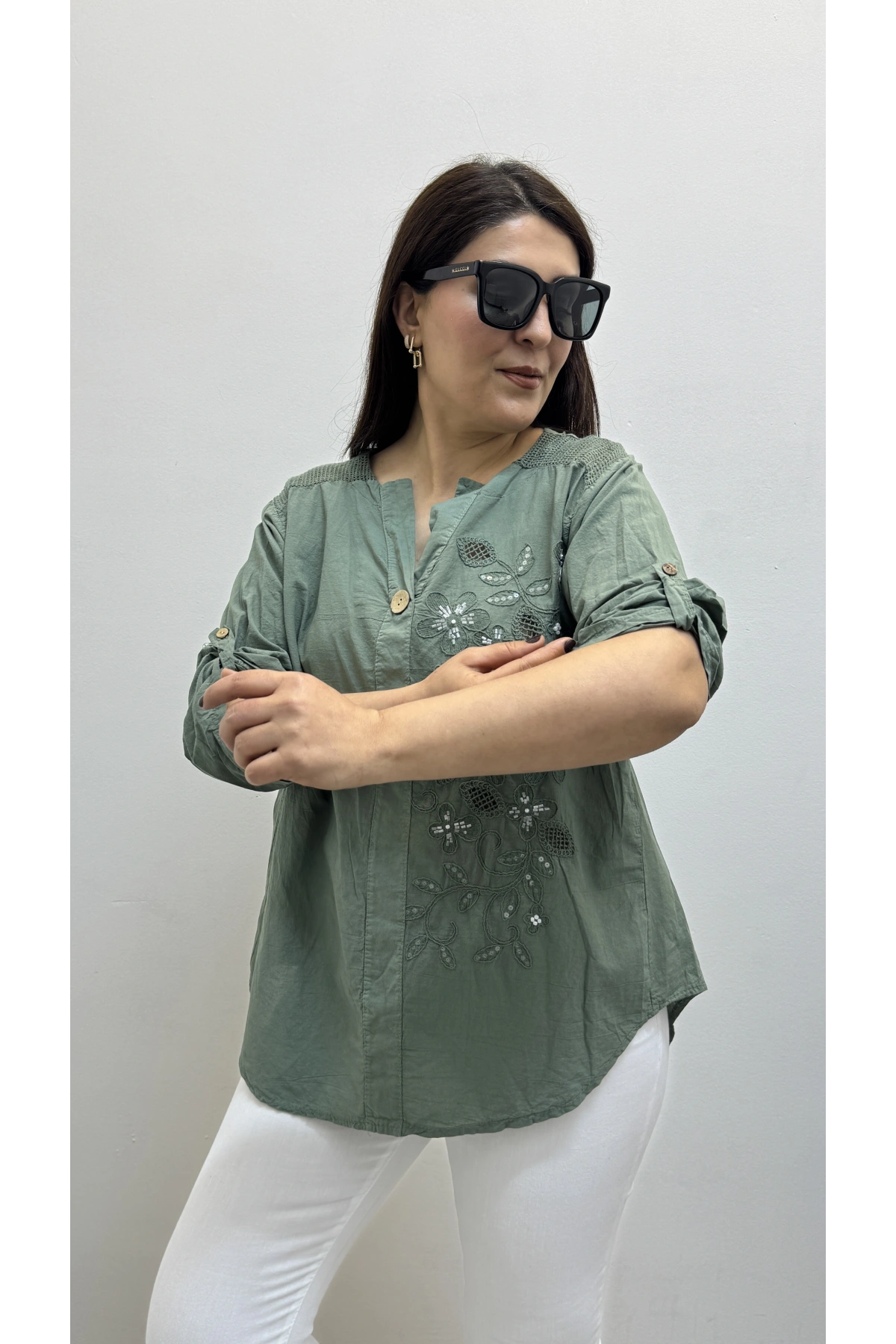 Nakış İşlemeli Hakim Yaka Haki Yeşil İthal Gömlek