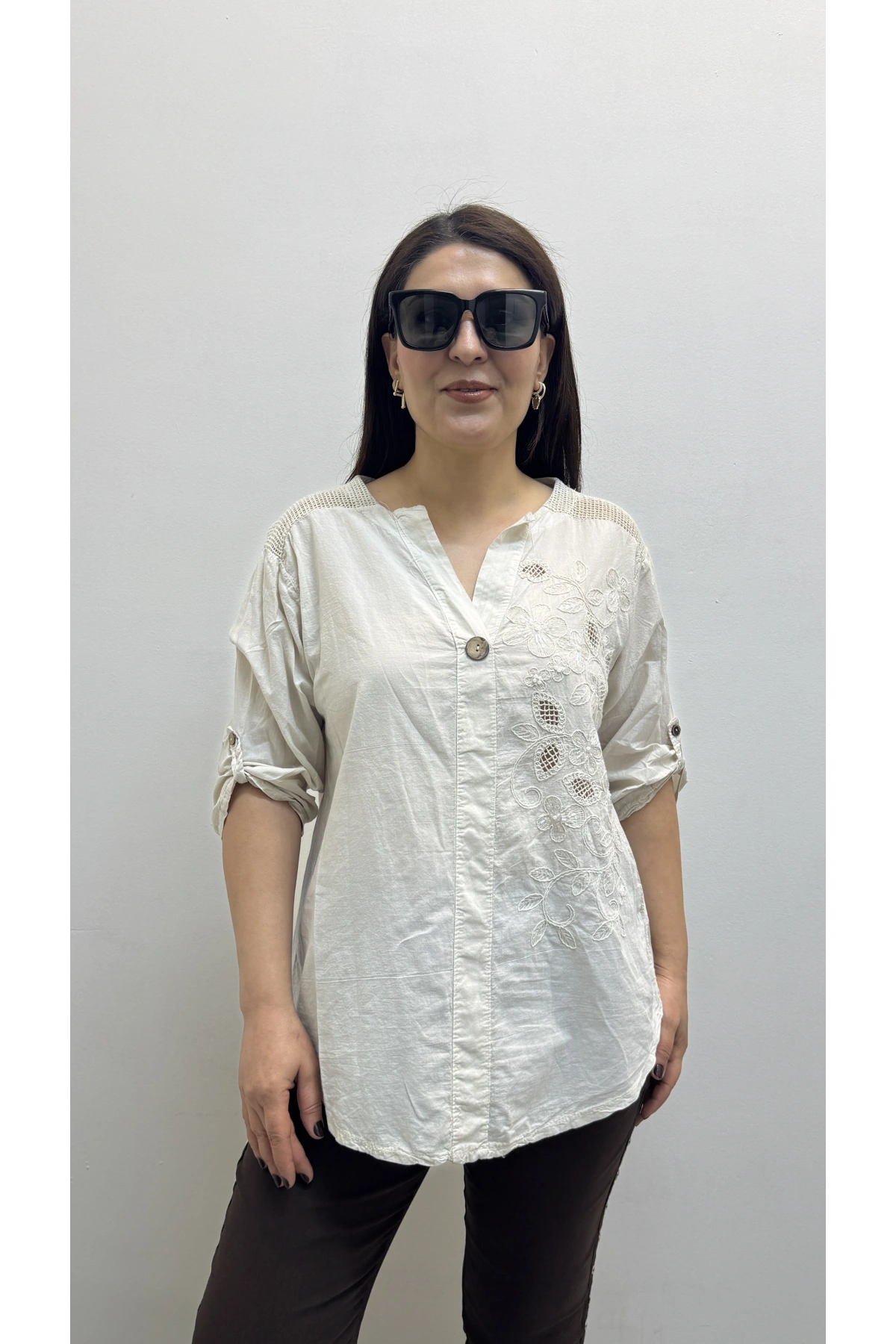 Nakış İşlemeli Hakim Yaka Bej Rengi İthal Gömlek