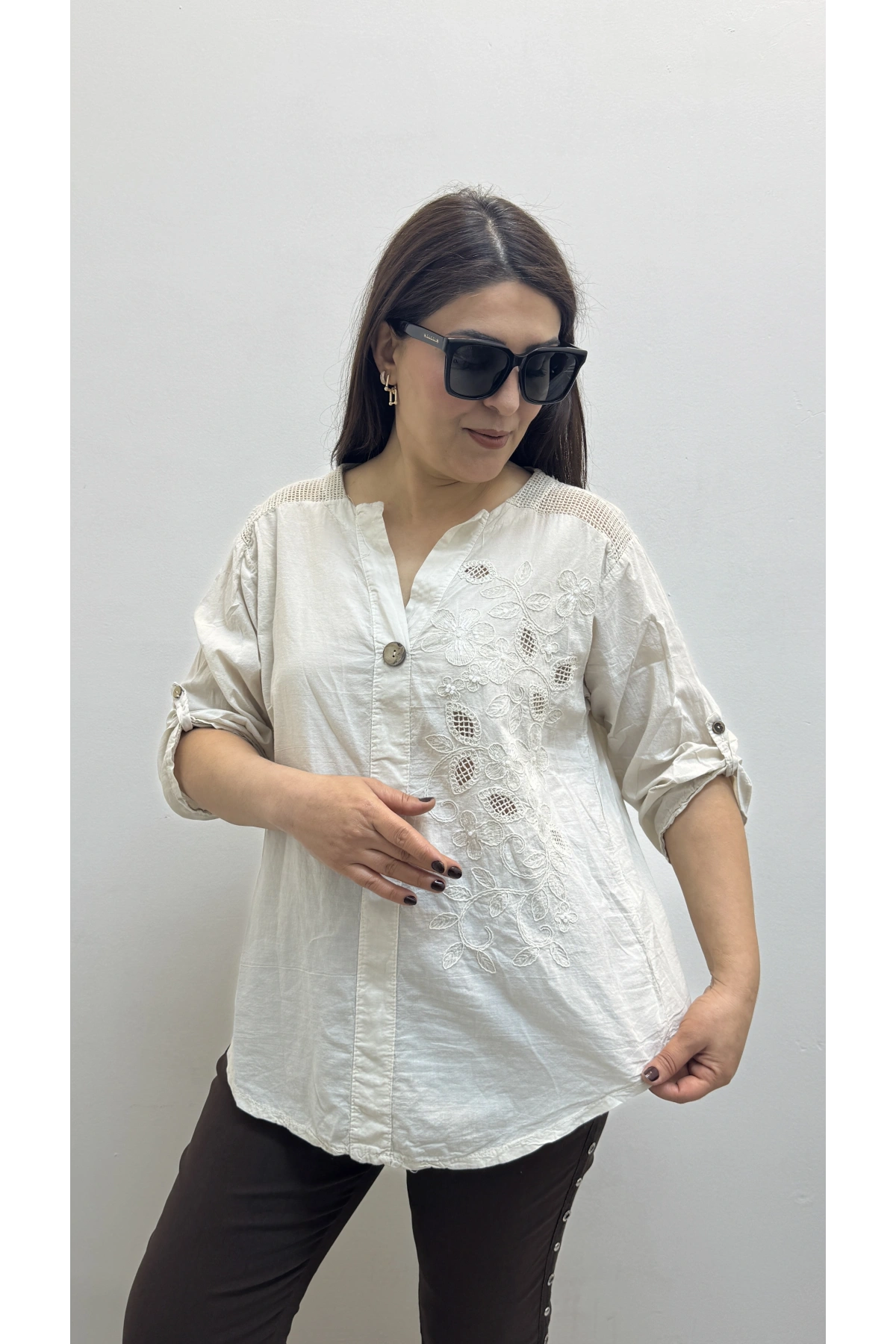 Nakış İşlemeli Hakim Yaka Bej Rengi İthal Gömlek