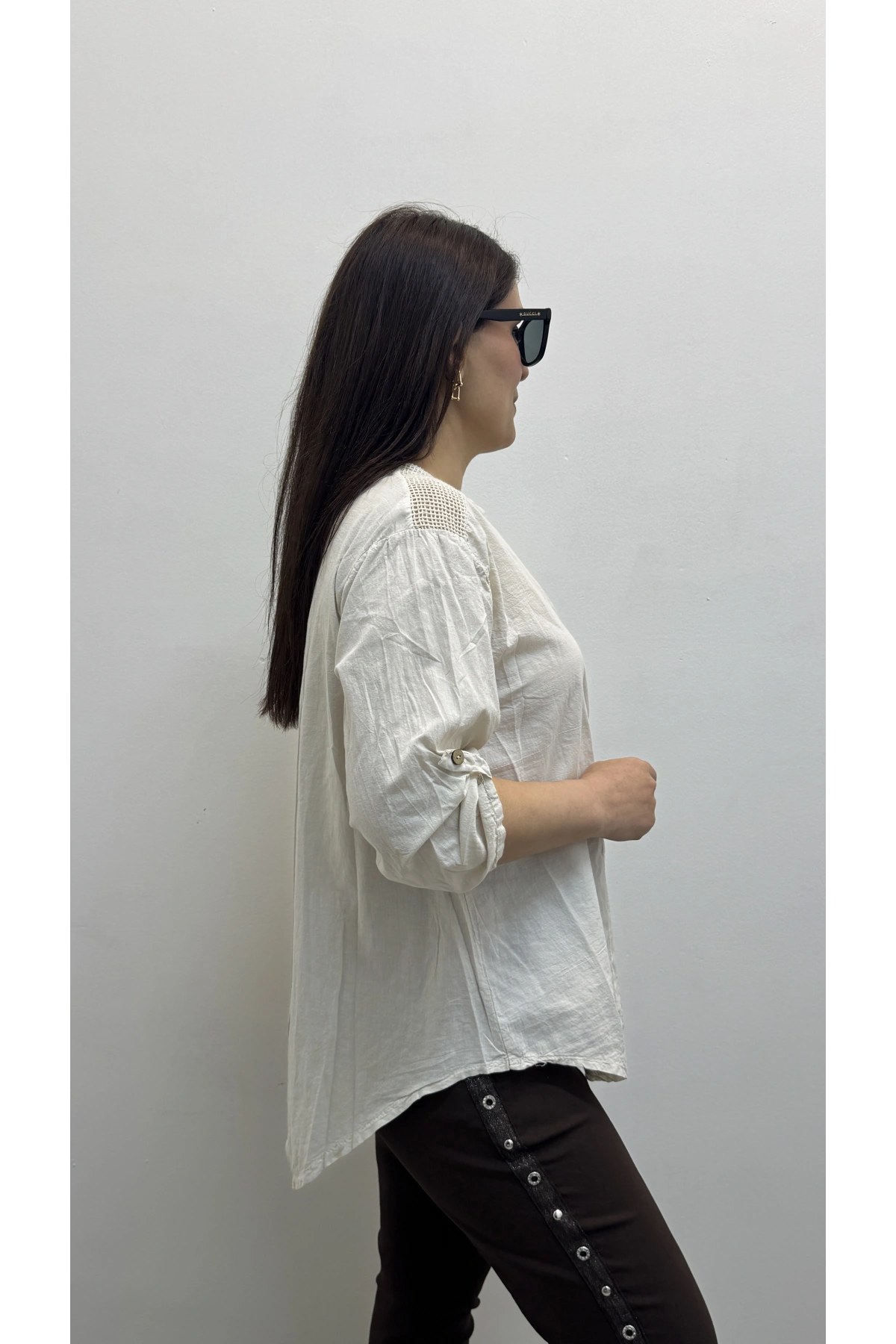 Nakış İşlemeli Hakim Yaka Bej Rengi İthal Gömlek