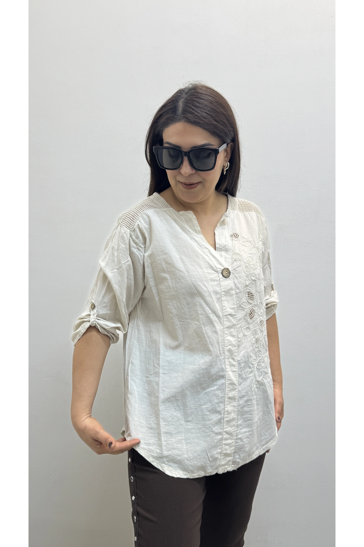 Nakış İşlemeli Hakim Yaka Bej Rengi İthal Gömlek