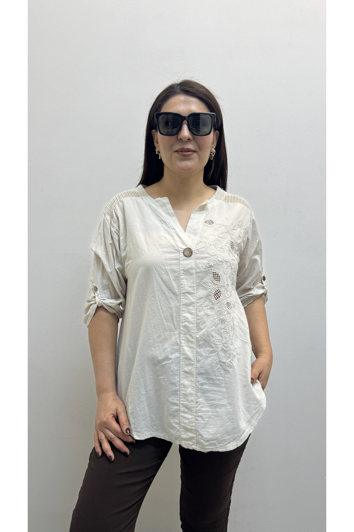 Nakış İşlemeli Hakim Yaka Bej Rengi İthal Gömlek