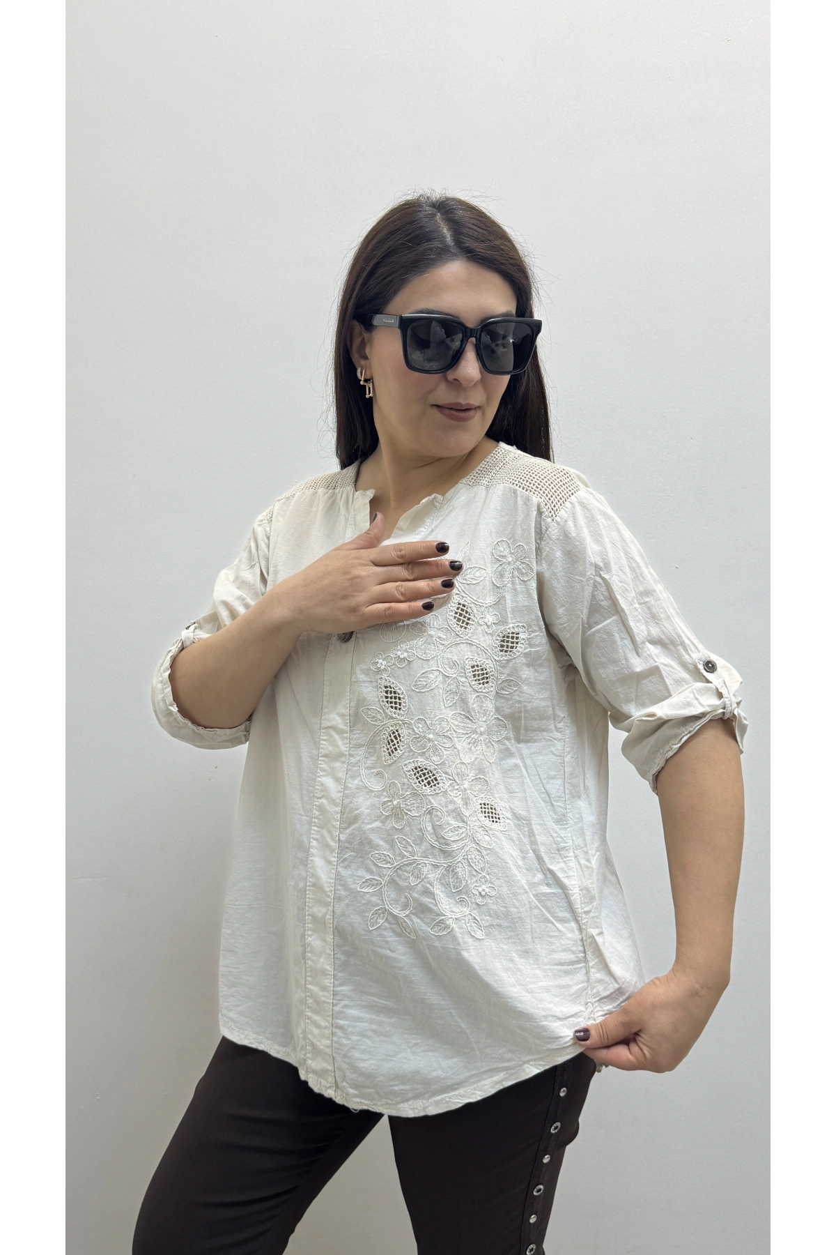 Nakış İşlemeli Hakim Yaka Bej Rengi İthal Gömlek