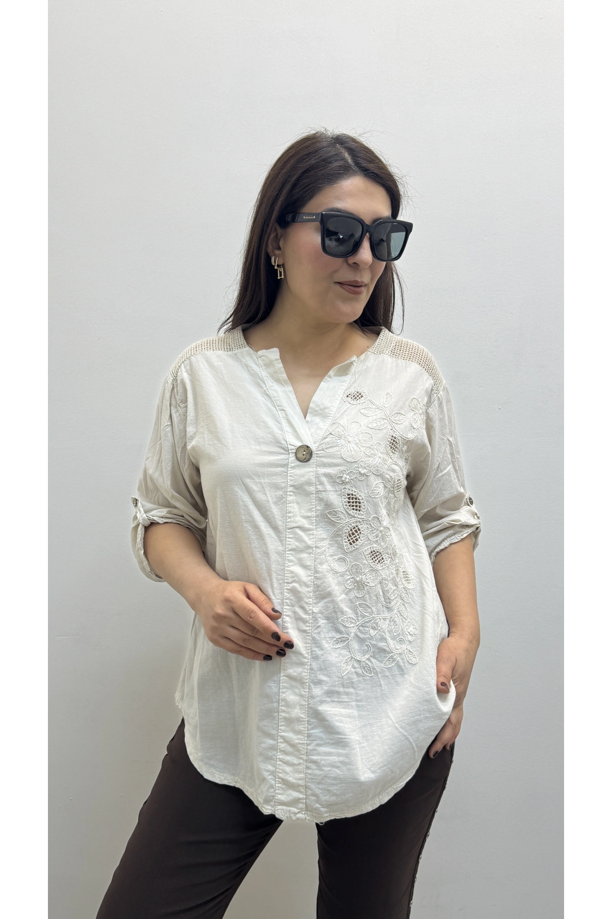 Nakış İşlemeli Hakim Yaka Bej Rengi İthal Gömlek