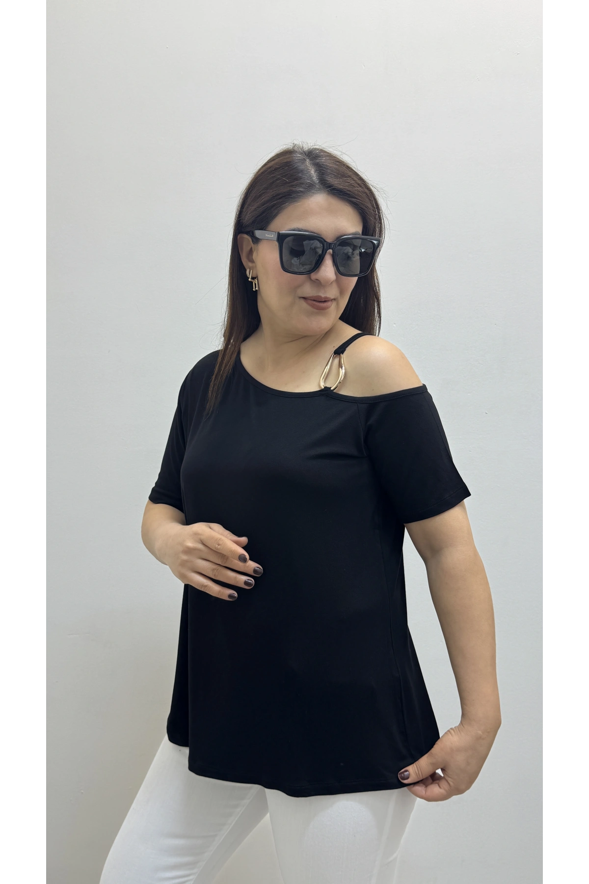 Omuz Aksesuarlı Kısa Kol Düşük Omuz Siyah Bluz