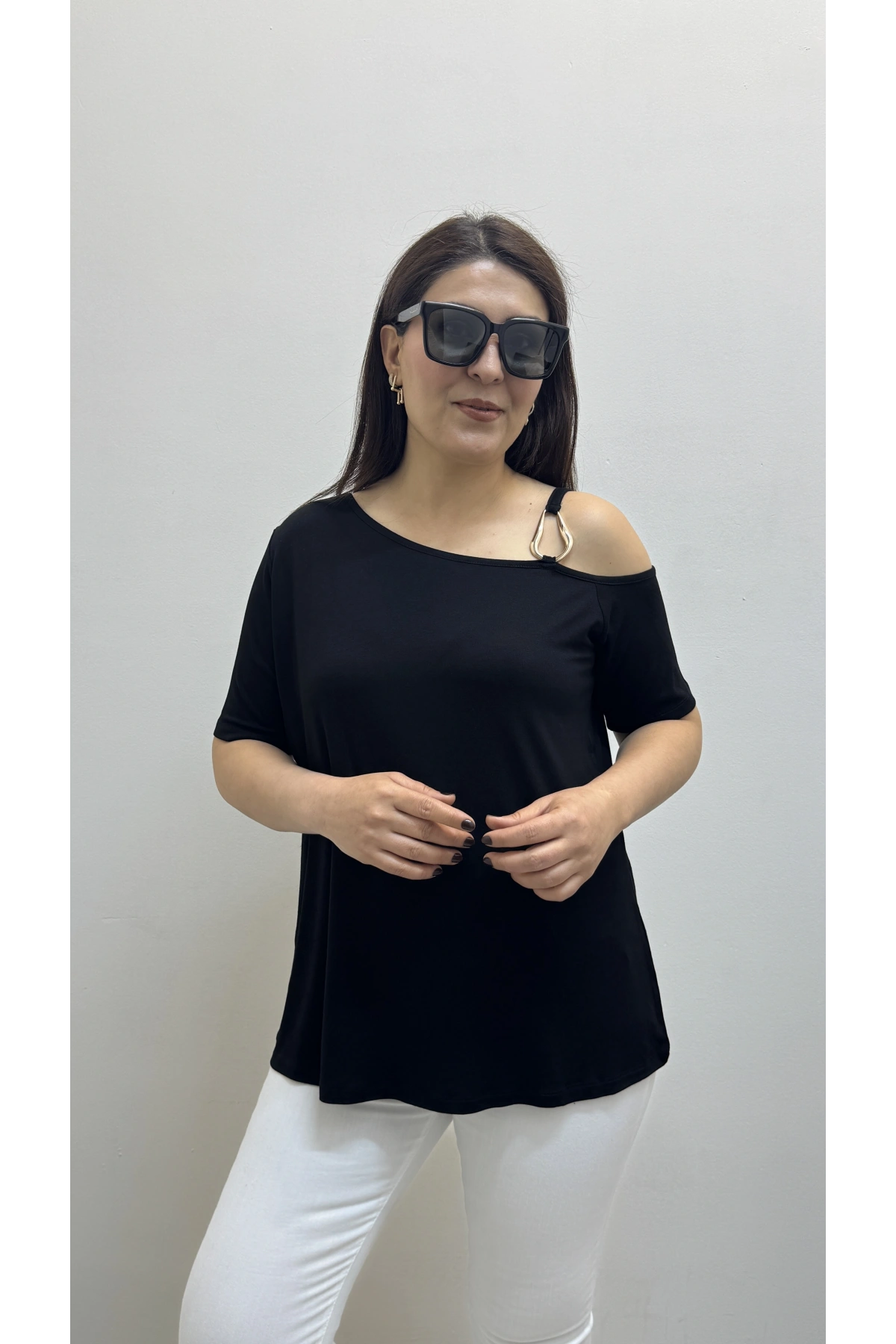 Omuz Aksesuarlı Kısa Kol Düşük Omuz Siyah Bluz