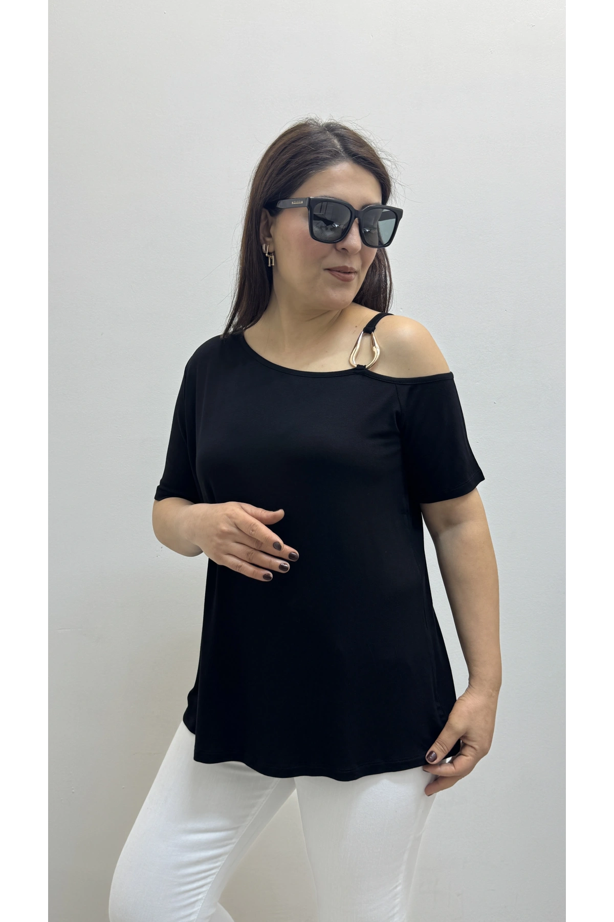 Omuz Aksesuarlı Kısa Kol Düşük Omuz Siyah Bluz