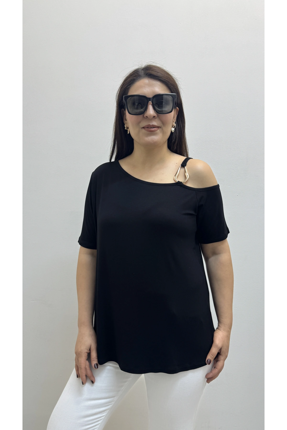 Omuz Aksesuarlı Kısa Kol Düşük Omuz Siyah Bluz