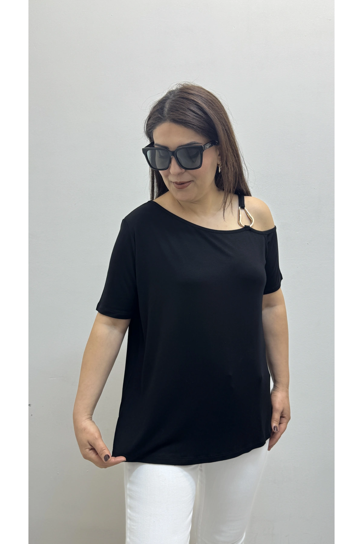 Omuz Aksesuarlı Kısa Kol Düşük Omuz Siyah Bluz