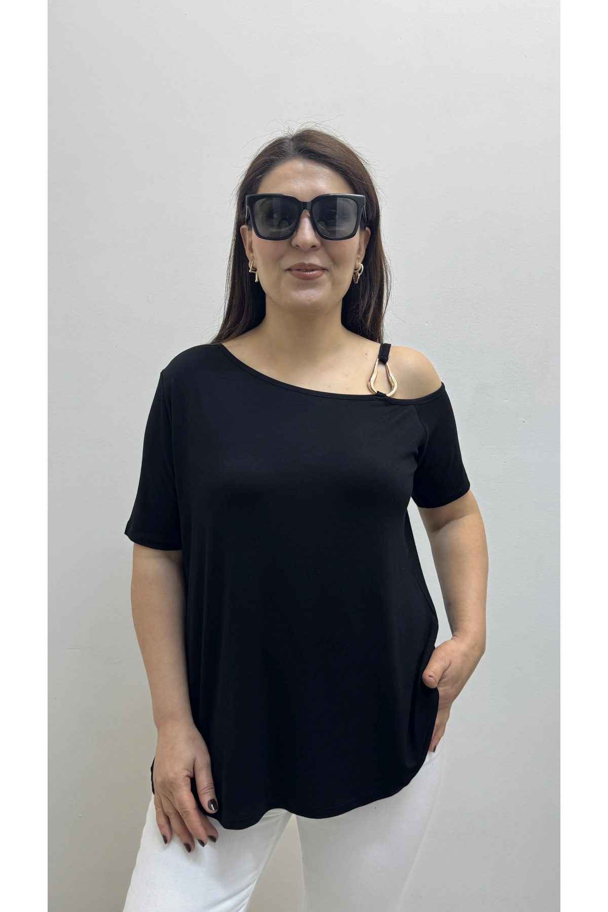 Omuz Aksesuarlı Kısa Kol Düşük Omuz Siyah Bluz