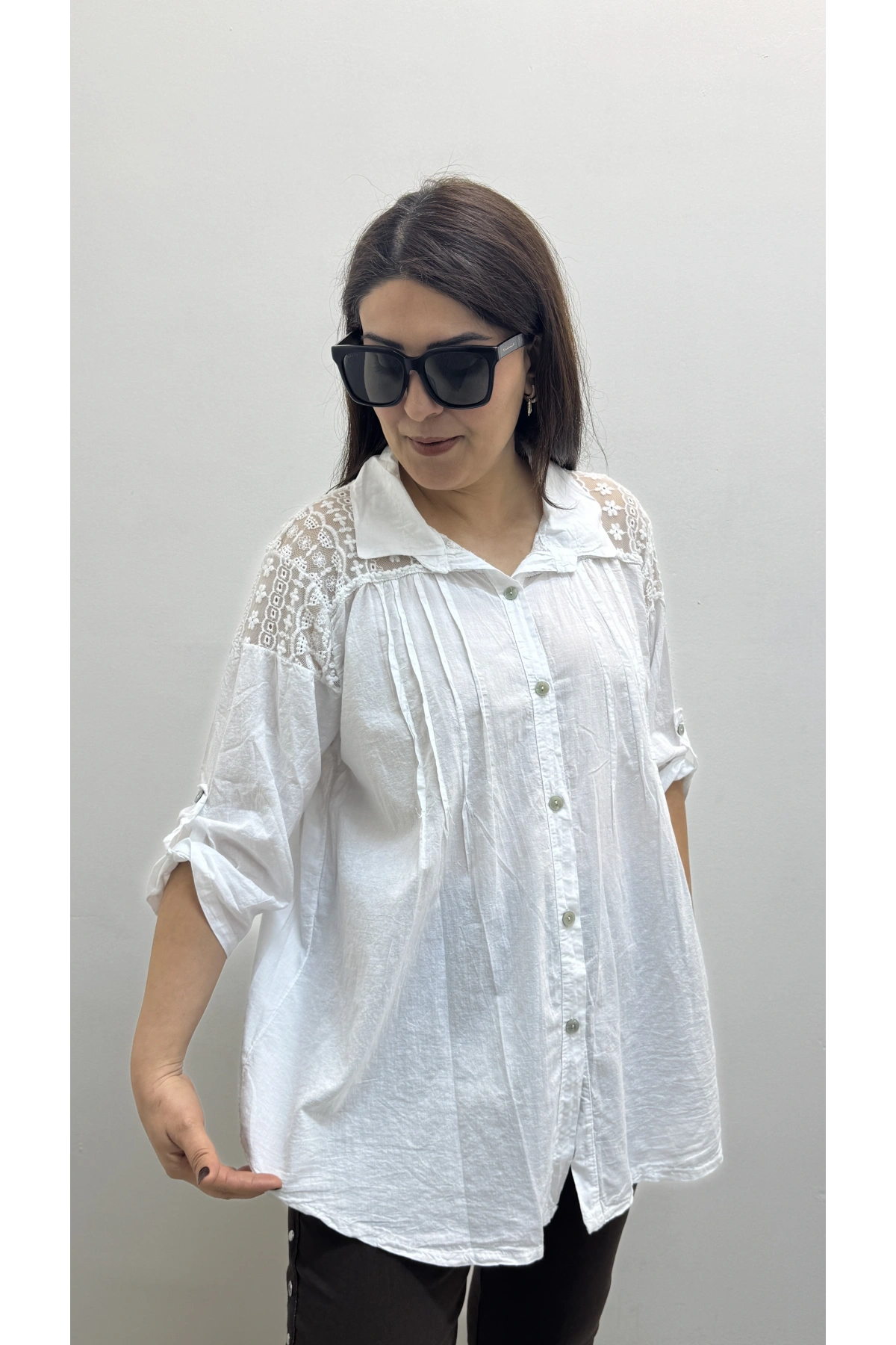 Omuz Tül Ve Dantel Detaylı Pile Dikişli Beyaz Renk İthal Gömlek