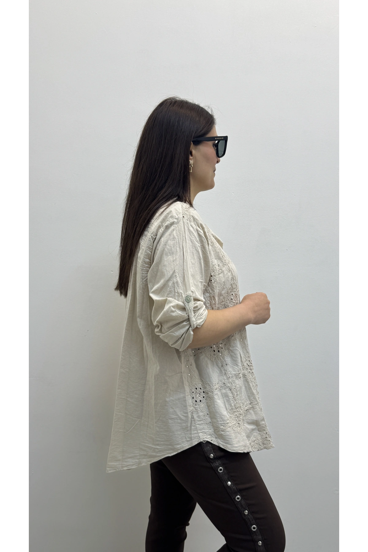 Nakış İşlemeli Boydan Düğmeli Hakim Yaka Bej Rengi İthal Gömlek