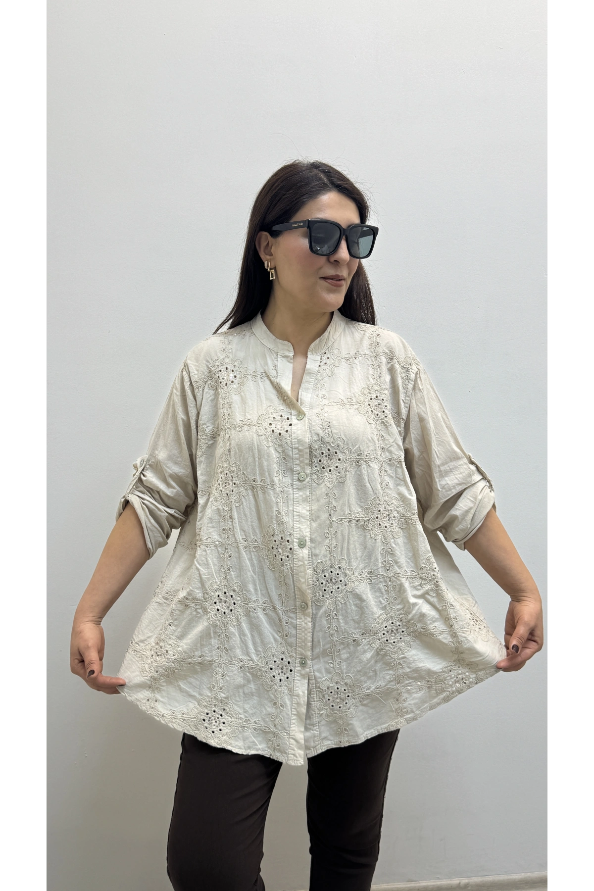 Nakış İşlemeli Boydan Düğmeli Hakim Yaka Bej Rengi İthal Gömlek