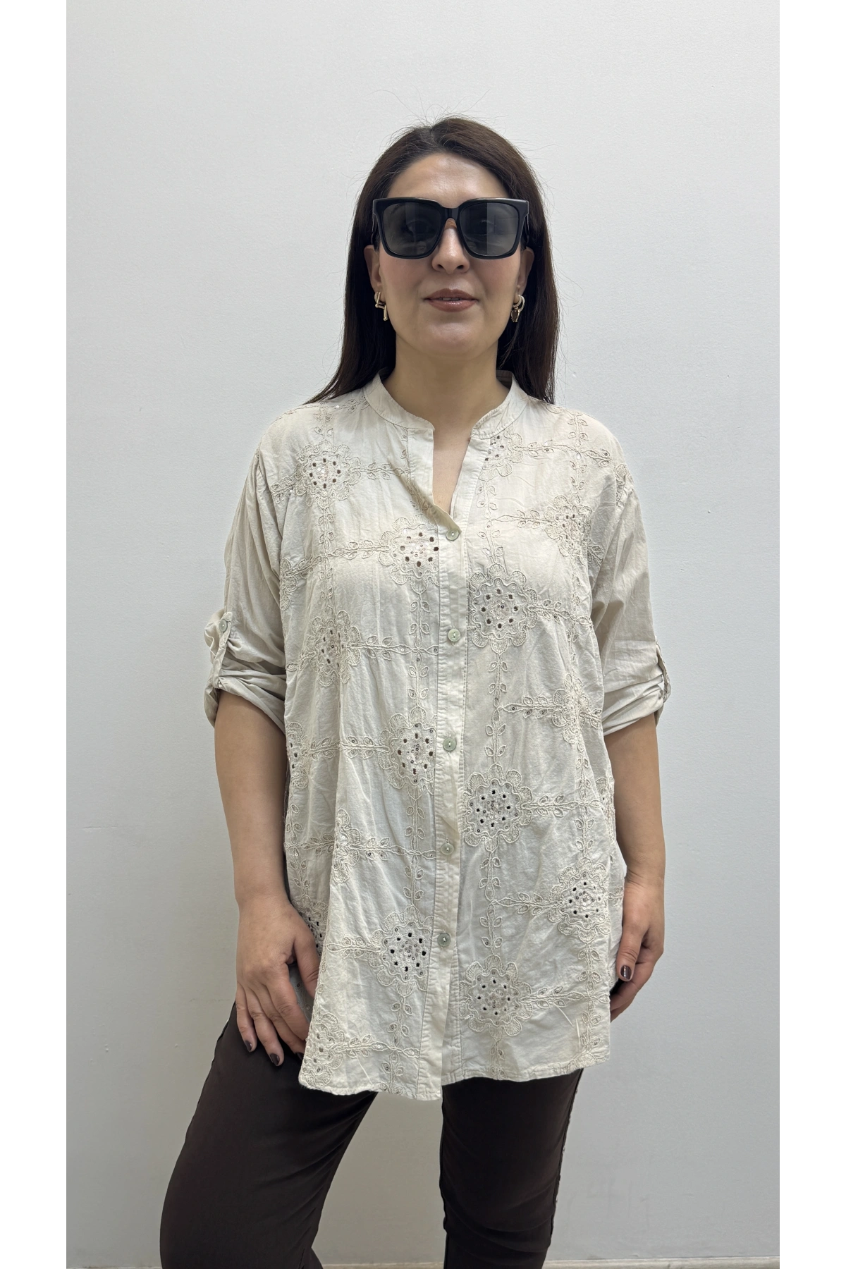 Nakış İşlemeli Boydan Düğmeli Hakim Yaka Bej Rengi İthal Gömlek