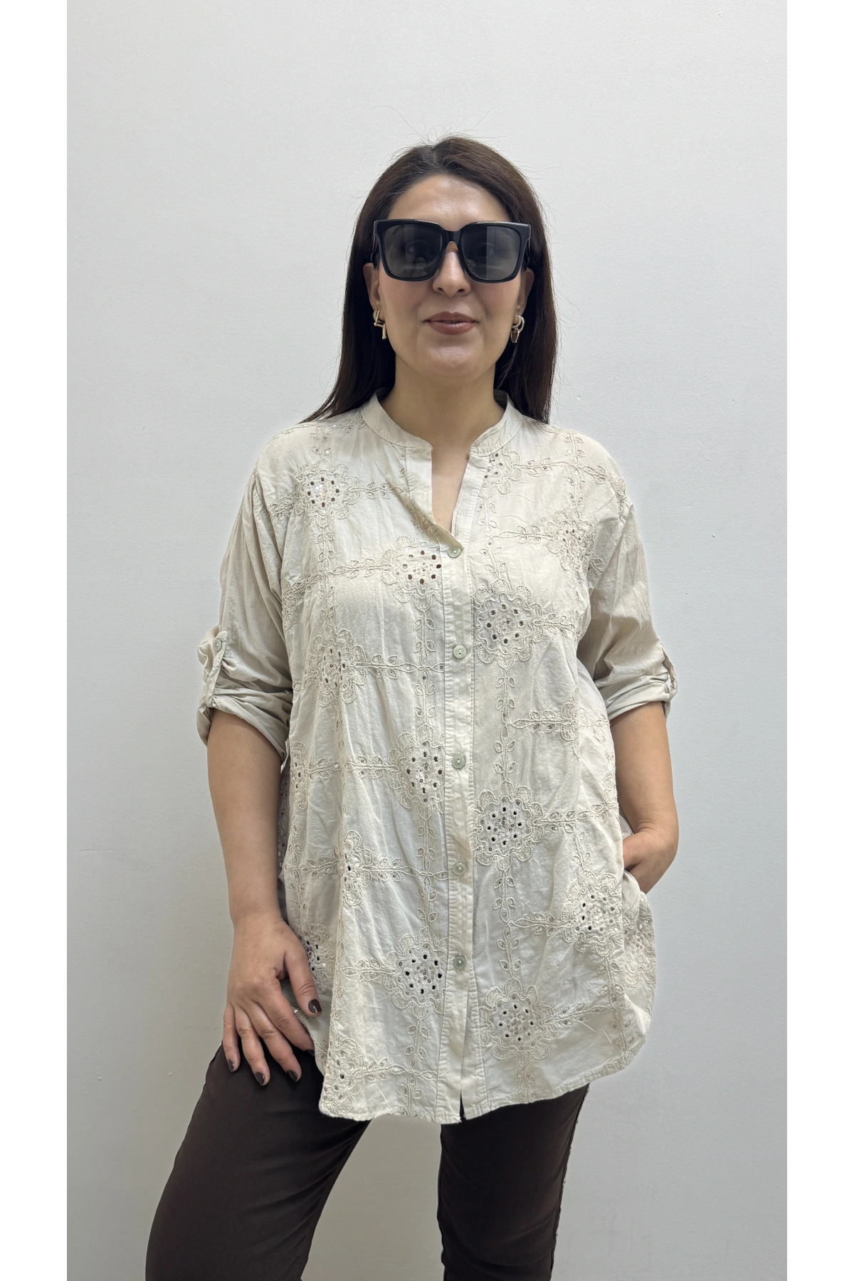 Nakış İşlemeli Boydan Düğmeli Hakim Yaka Bej Rengi İthal Gömlek