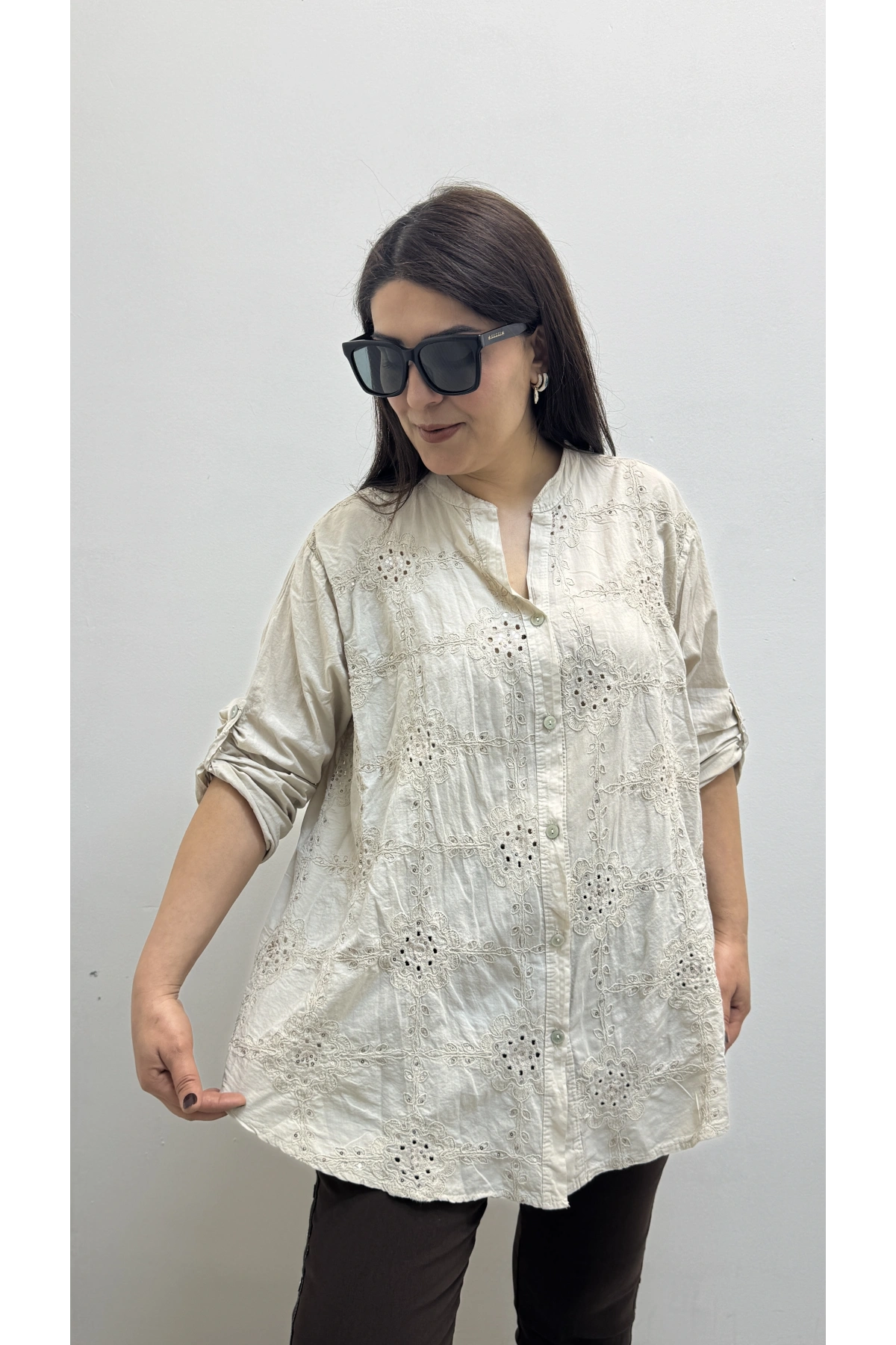 Nakış İşlemeli Boydan Düğmeli Hakim Yaka Bej Rengi İthal Gömlek