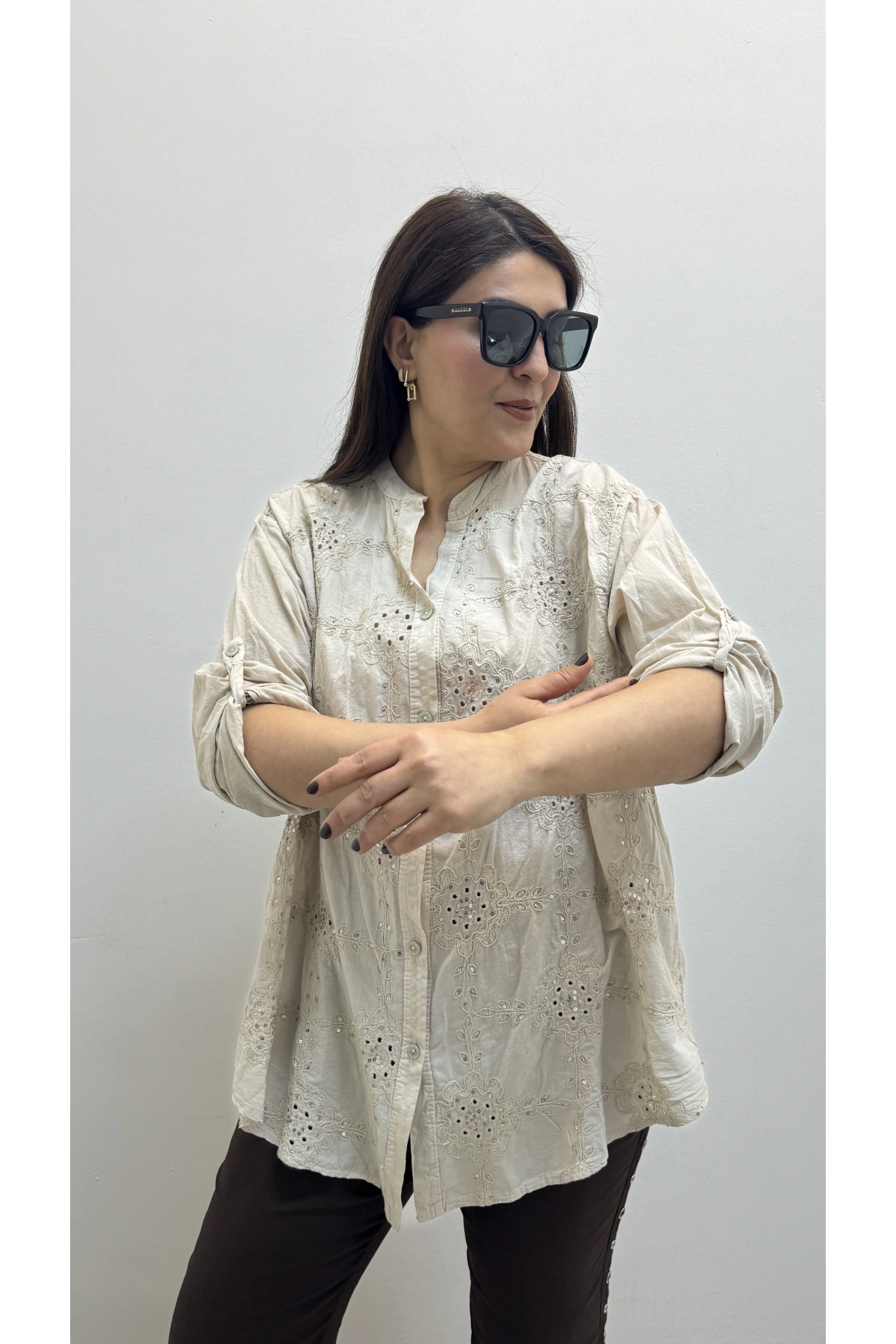 Nakış İşlemeli Boydan Düğmeli Hakim Yaka Bej Rengi İthal Gömlek