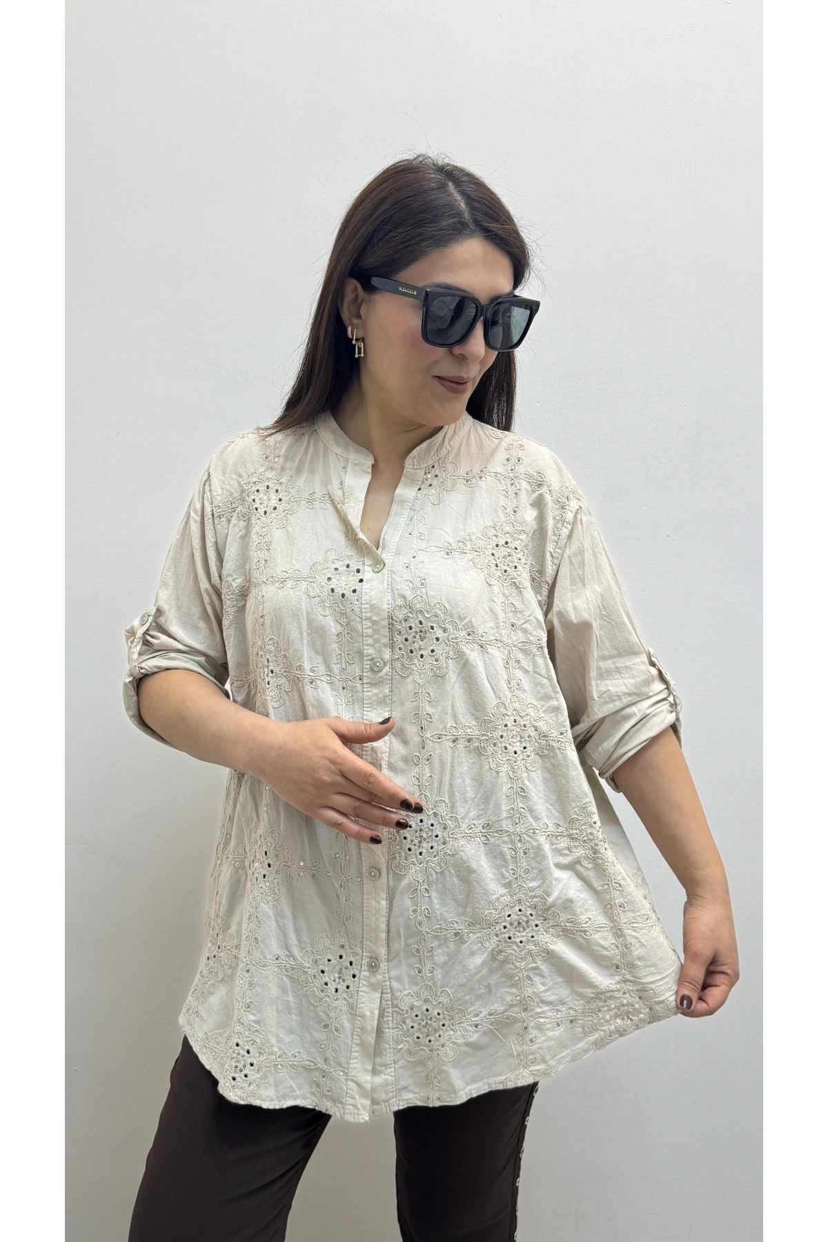 Nakış İşlemeli Boydan Düğmeli Hakim Yaka Bej Rengi İthal Gömlek