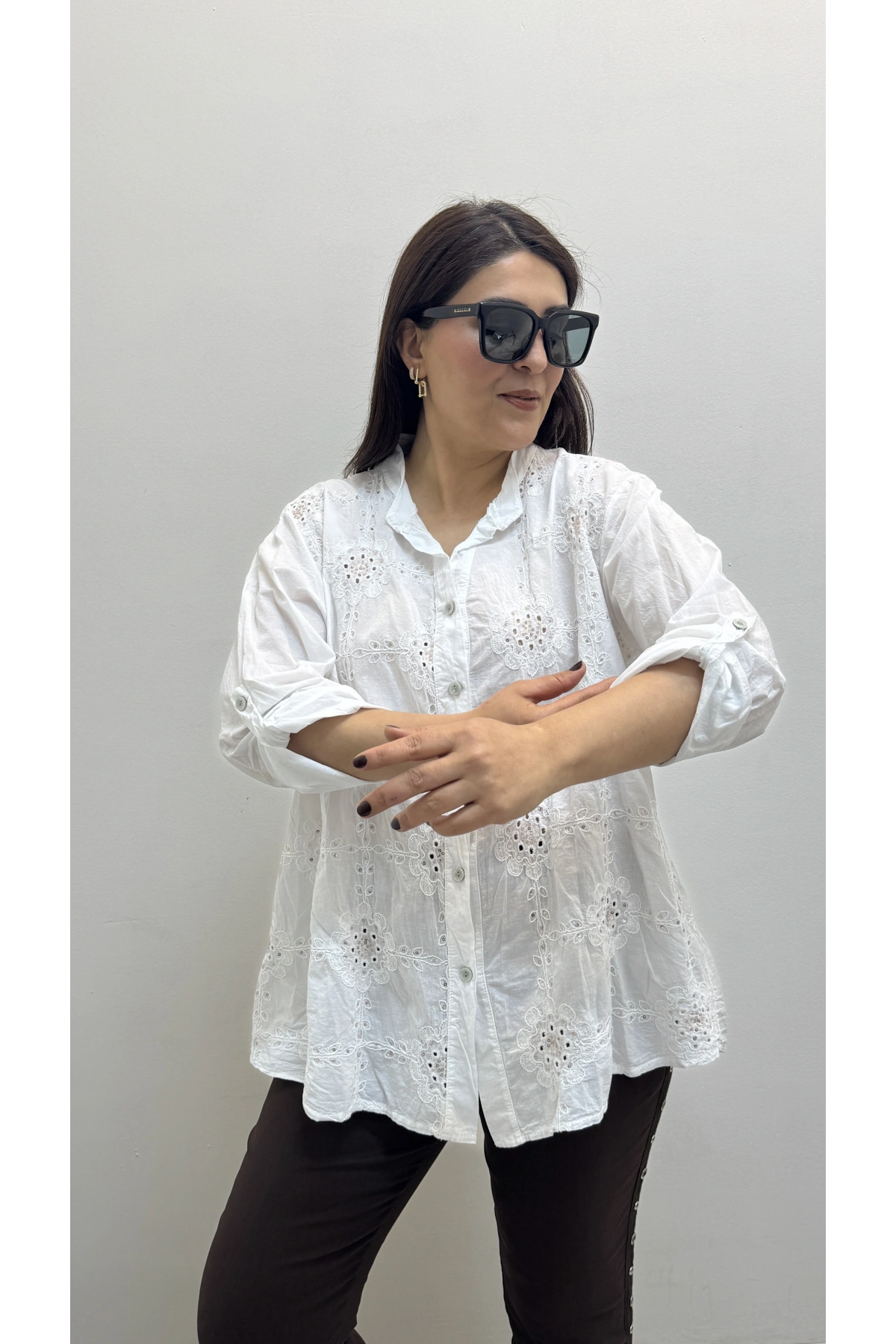 Nakış İşlemeli Boydan Düğmeli Hakim Yaka Beyaz Renk İthal Gömlek