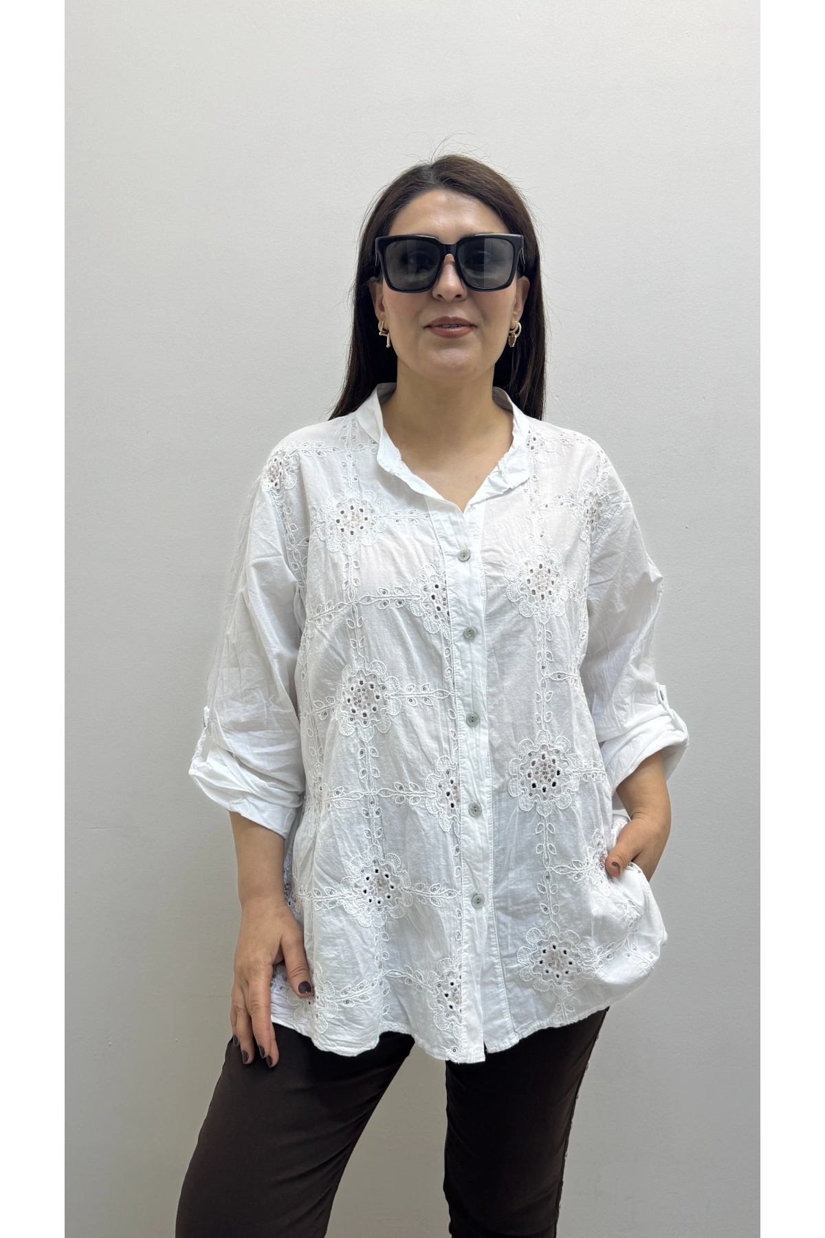 Nakış İşlemeli Boydan Düğmeli Hakim Yaka Beyaz Renk İthal Gömlek