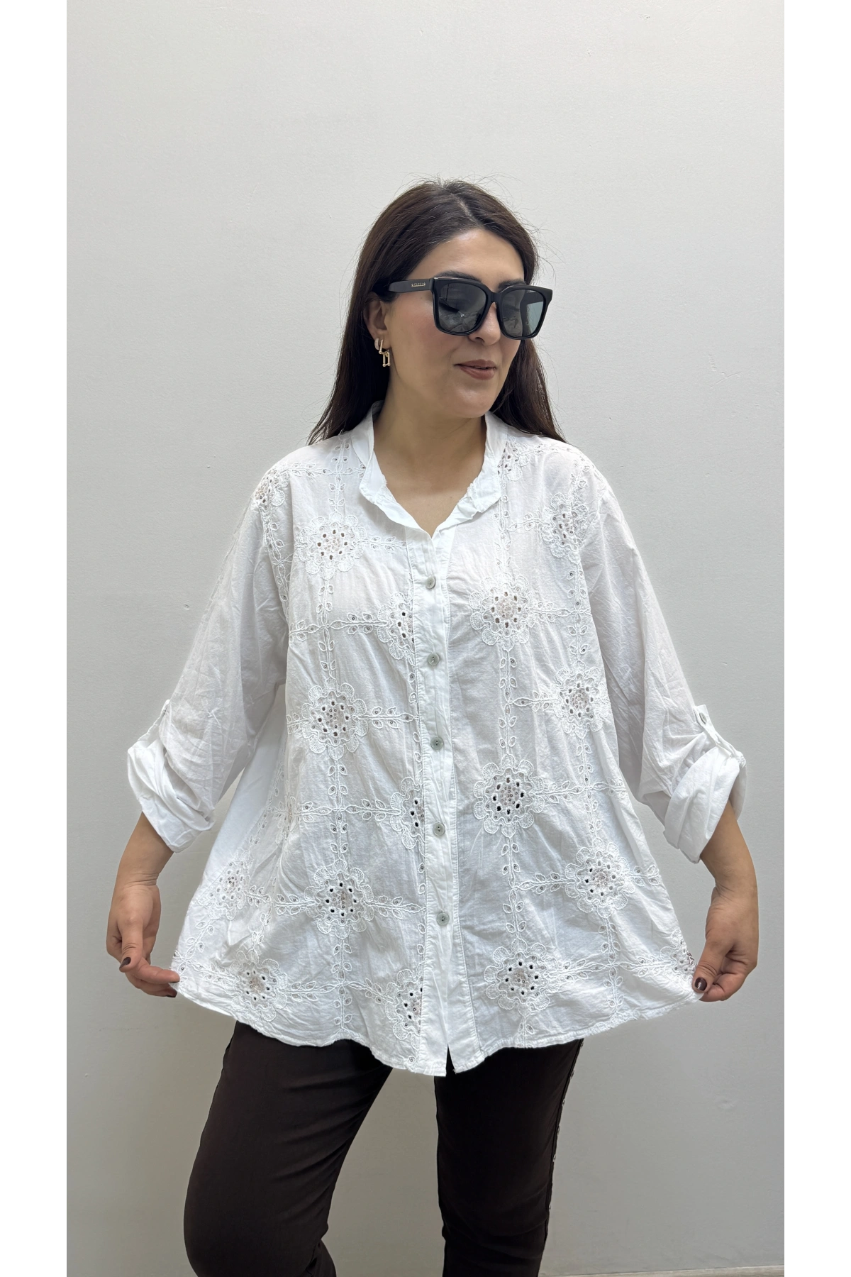 Nakış İşlemeli Boydan Düğmeli Hakim Yaka Beyaz Renk İthal Gömlek