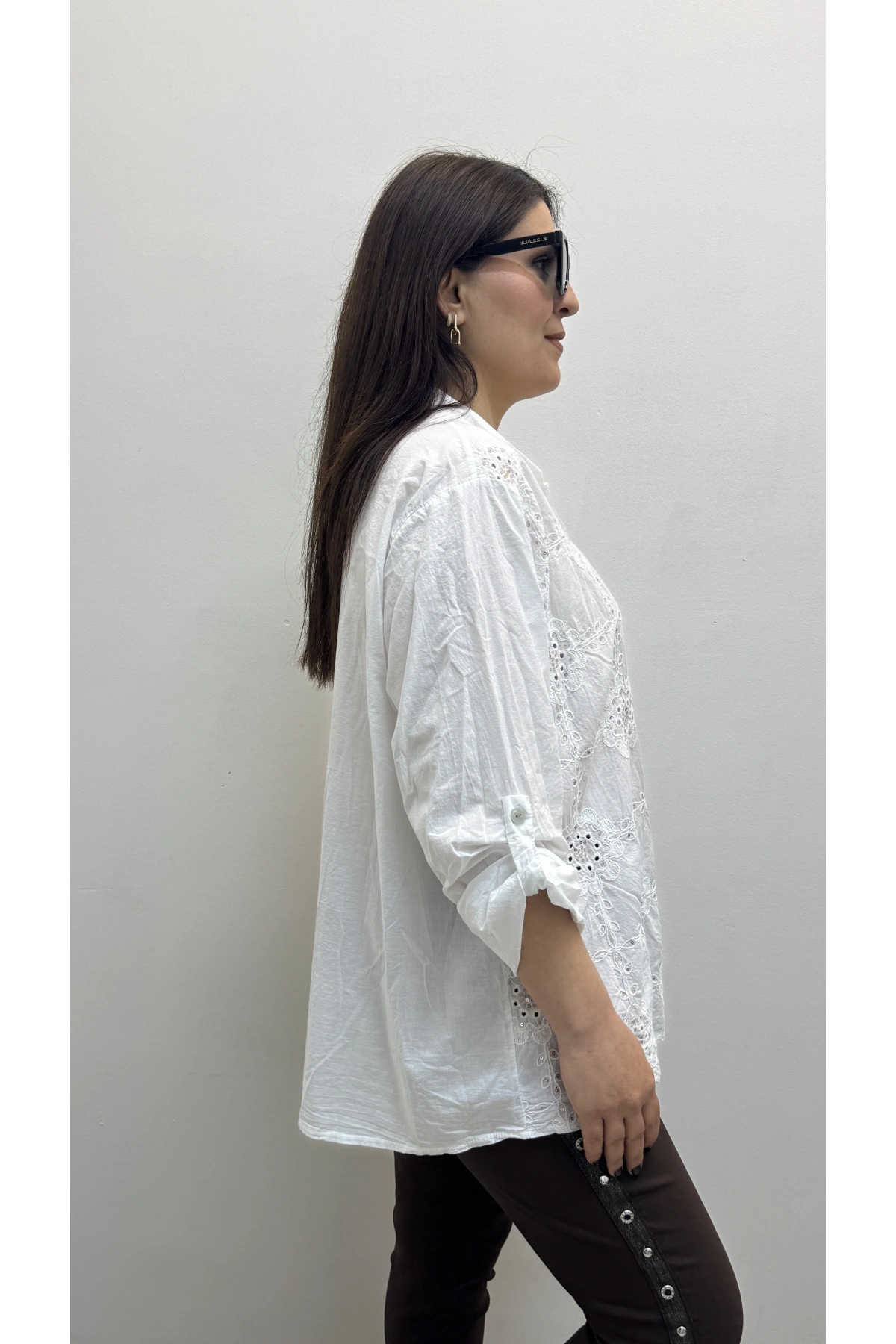 Nakış İşlemeli Boydan Düğmeli Hakim Yaka Beyaz Renk İthal Gömlek