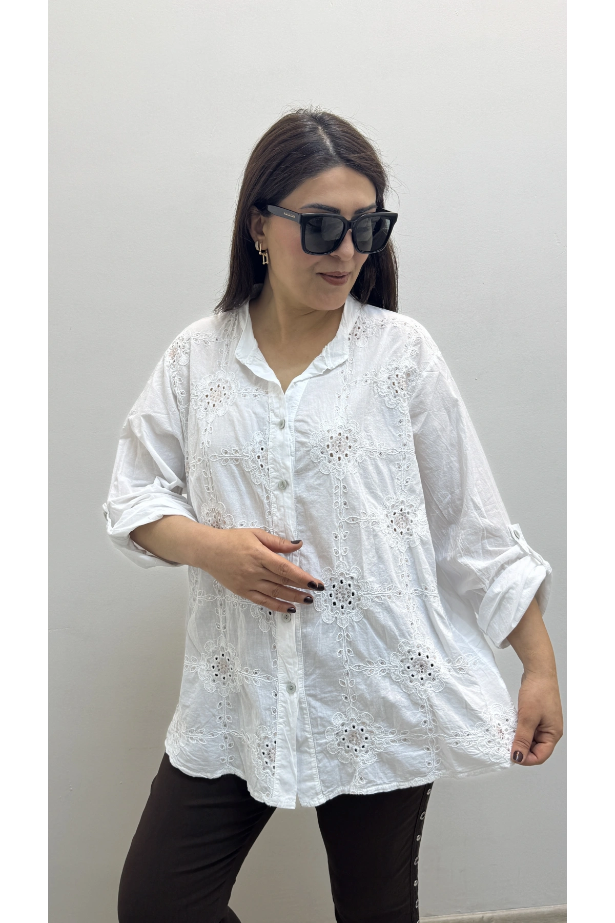 Nakış İşlemeli Boydan Düğmeli Hakim Yaka Beyaz Renk İthal Gömlek