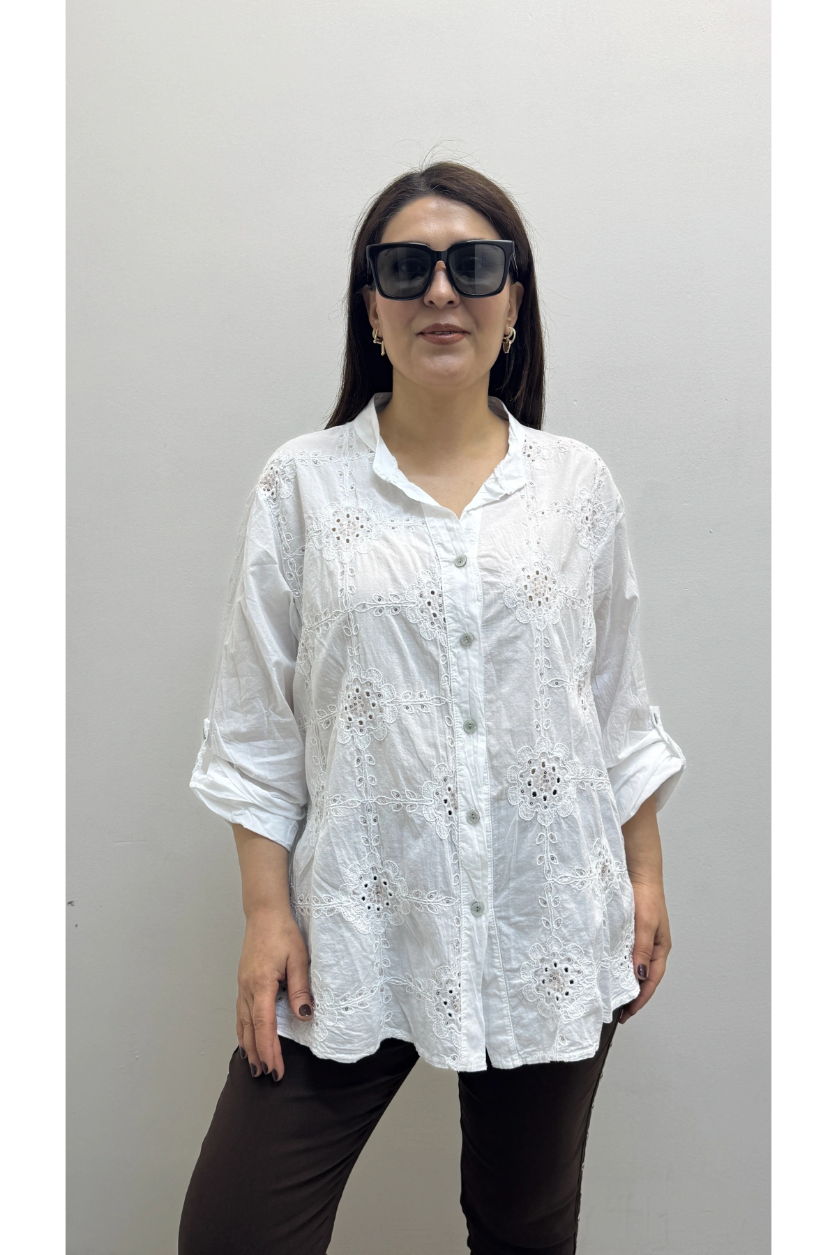 Nakış İşlemeli Boydan Düğmeli Hakim Yaka Beyaz Renk İthal Gömlek