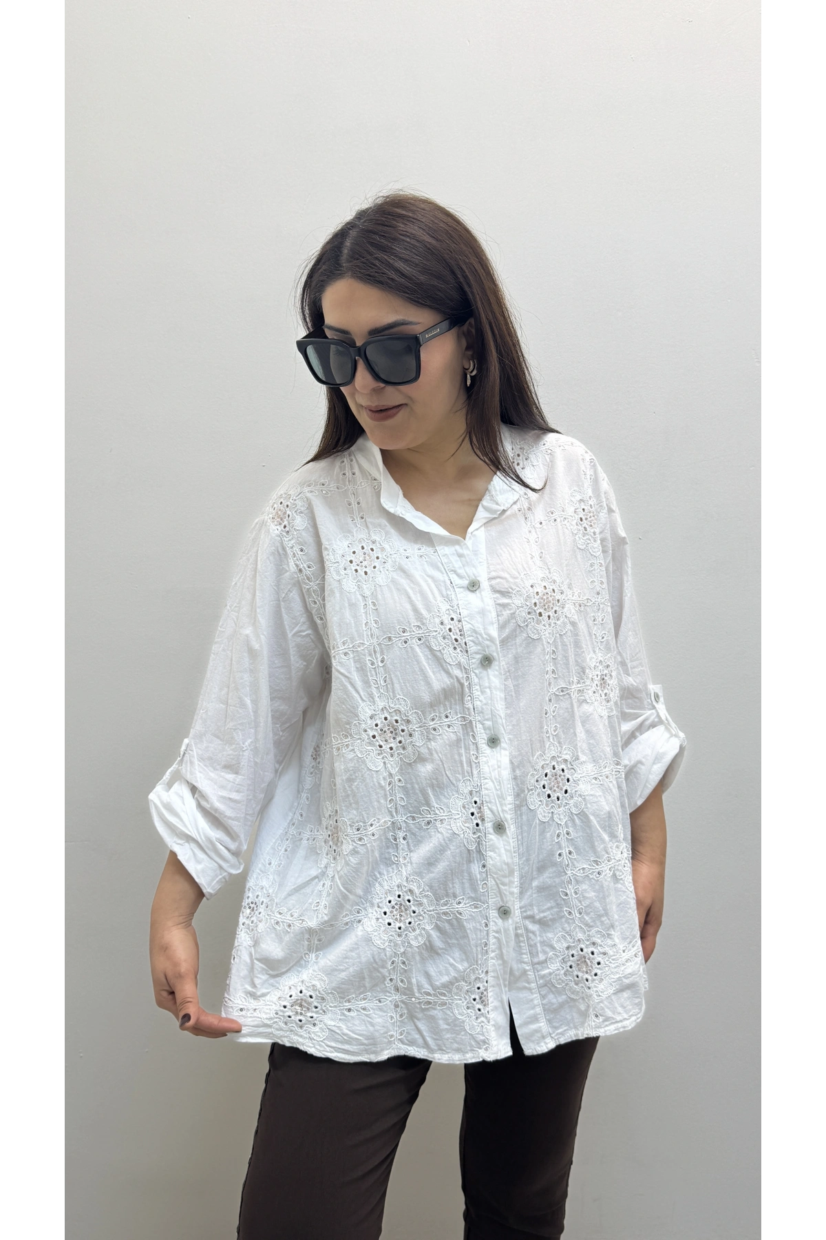 Nakış İşlemeli Boydan Düğmeli Hakim Yaka Beyaz Renk İthal Gömlek