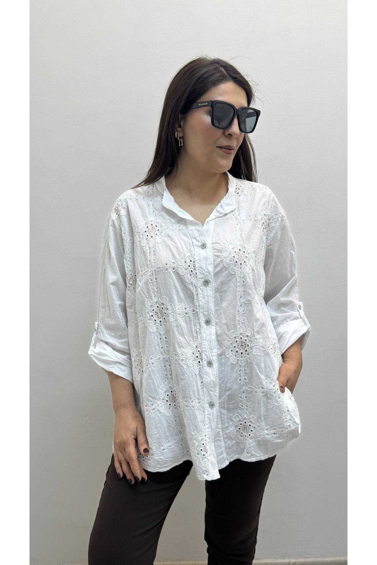 Nakış İşlemeli Boydan Düğmeli Hakim Yaka Beyaz Renk İthal Gömlek