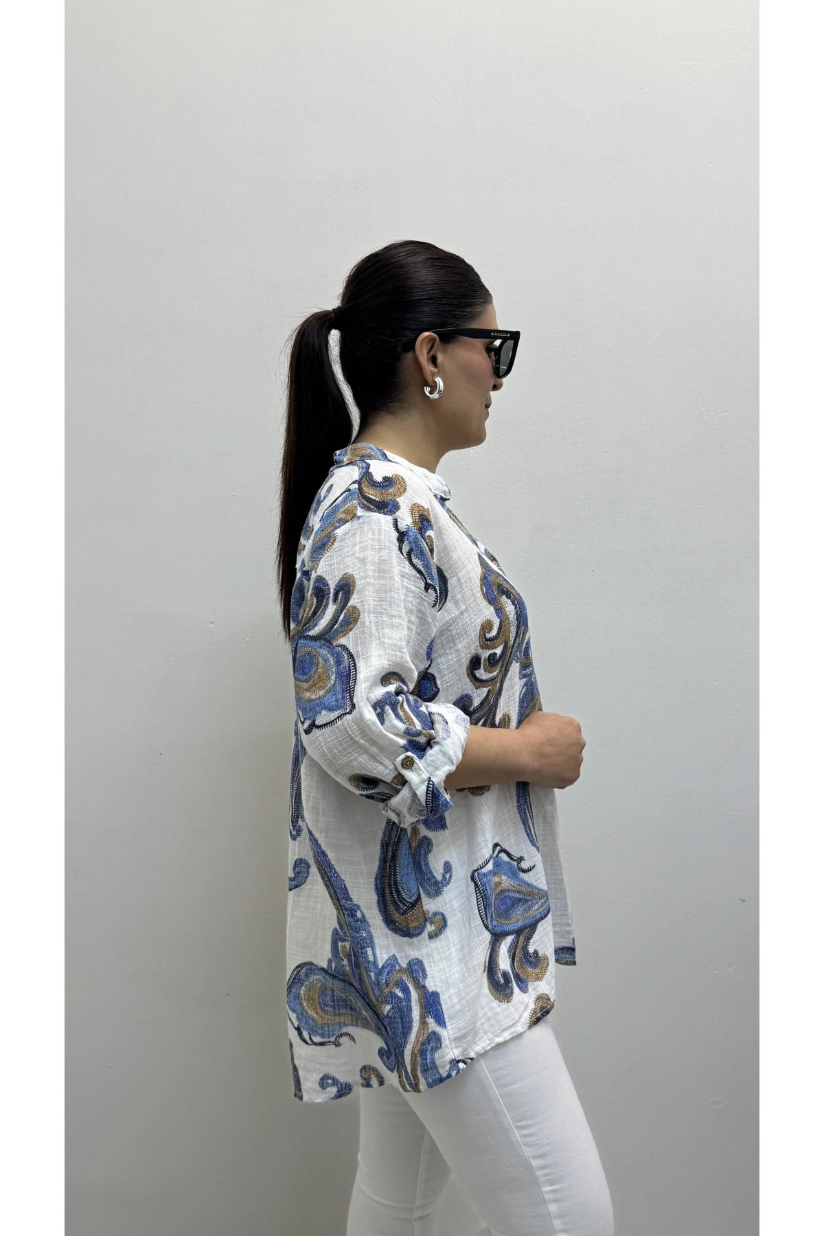 Yaprak Desenli Hakim Yaka Beyaz Renk İthal Gömlek