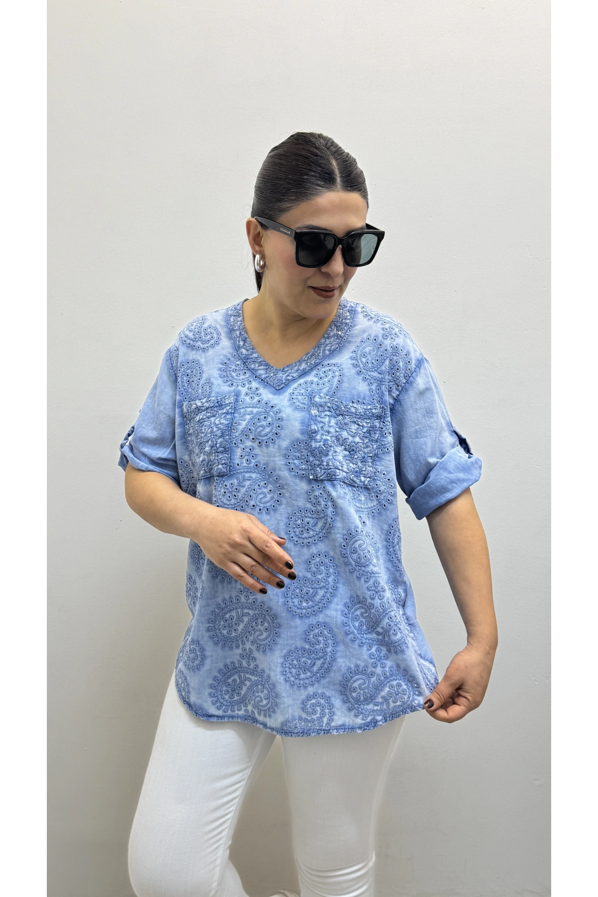 Yaprak Desenli Nakışlı V Yaka Tensel Kumaş Bluz