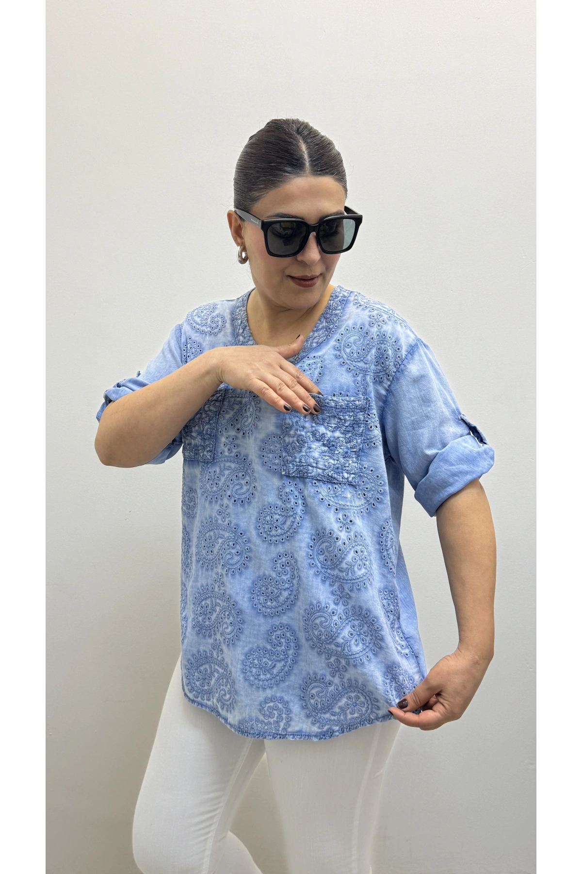 Yaprak Desenli Nakışlı V Yaka Tensel Kumaş Bluz