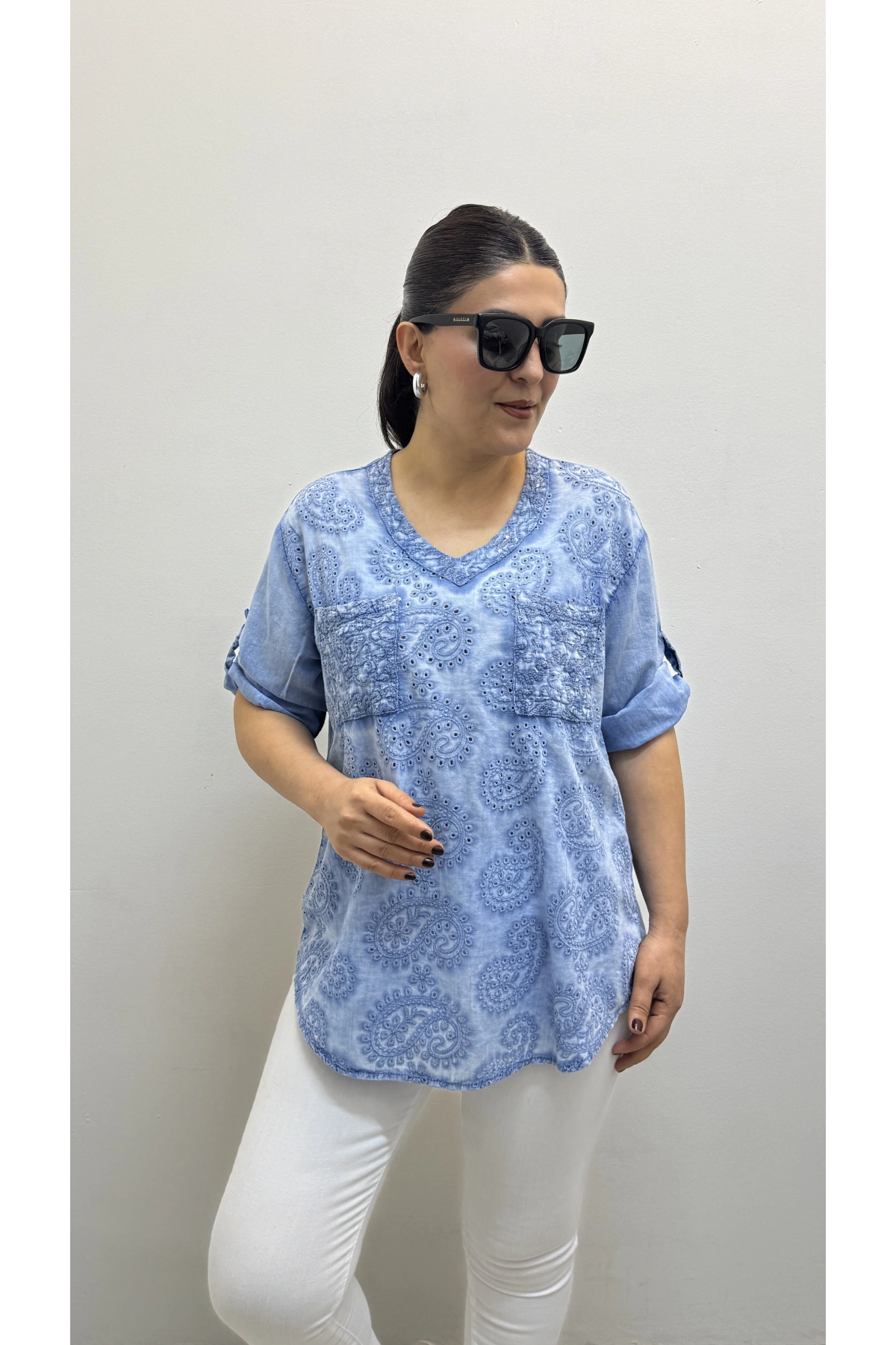 Yaprak Desenli Nakışlı V Yaka Tensel Kumaş Bluz