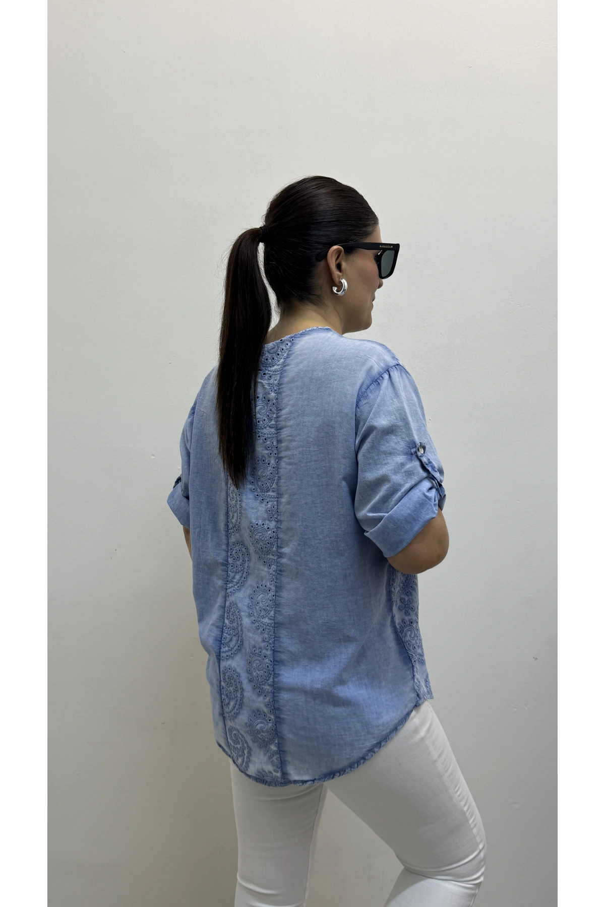 Yaprak Desenli Nakışlı V Yaka Tensel Kumaş Bluz