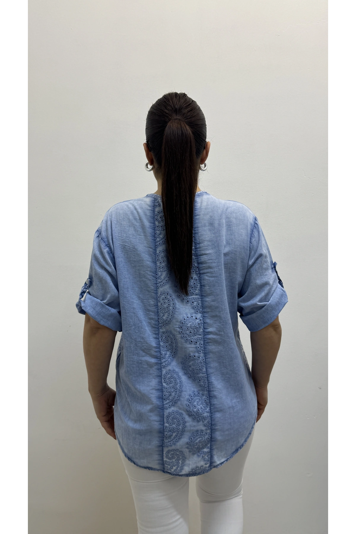 Yaprak Desenli Nakışlı V Yaka Tensel Kumaş Bluz