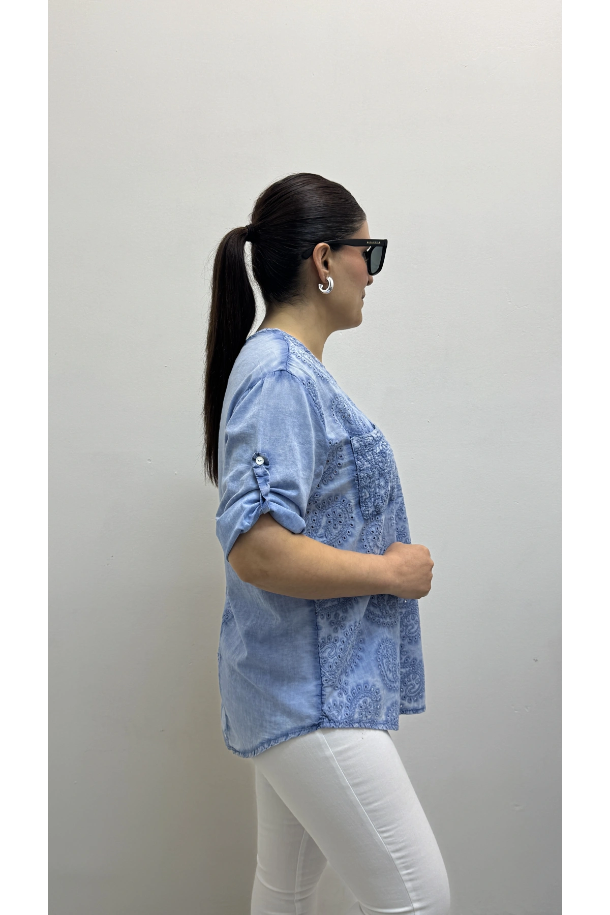 Yaprak Desenli Nakışlı V Yaka Tensel Kumaş Bluz