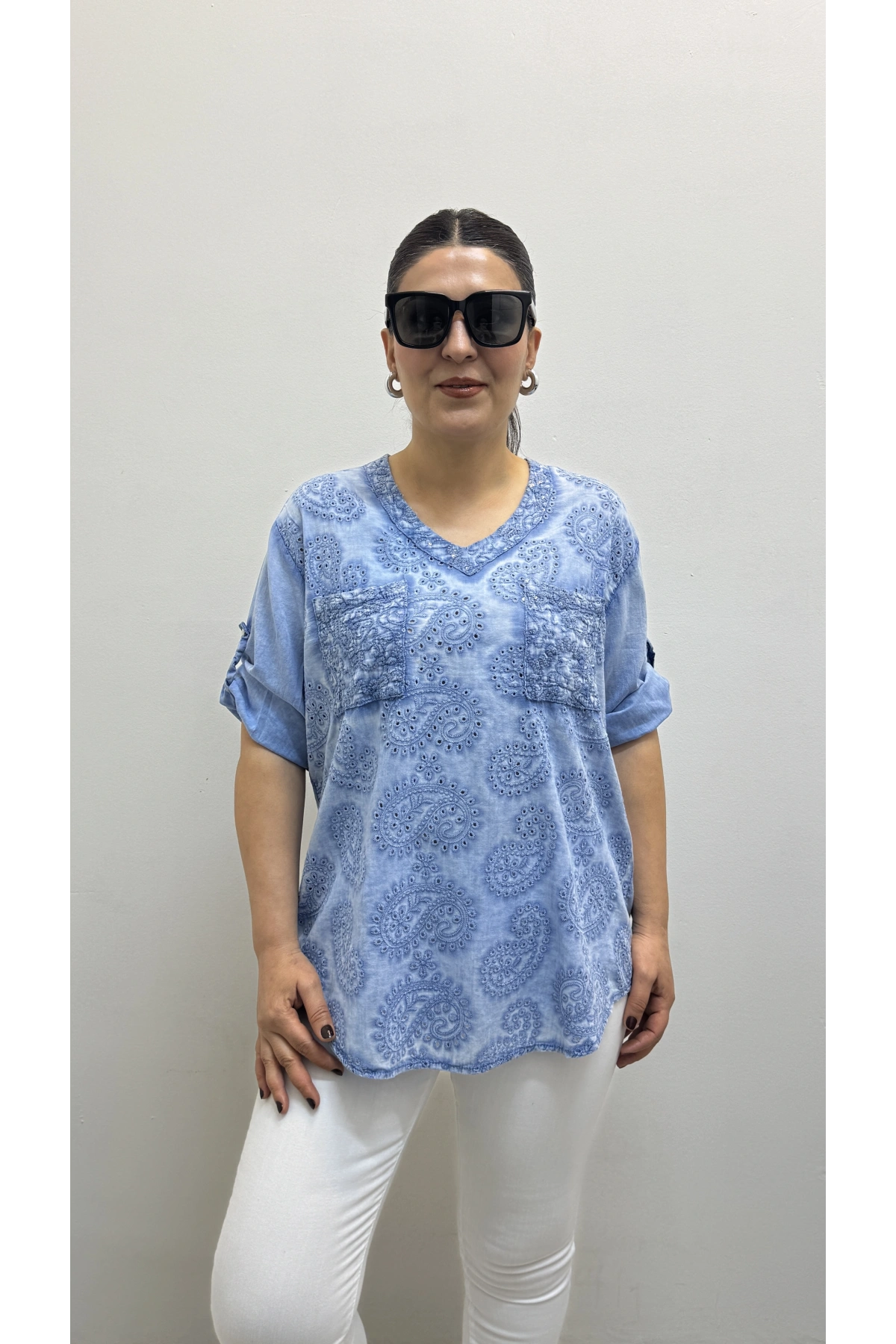 Yaprak Desenli Nakışlı V Yaka Tensel Kumaş Bluz