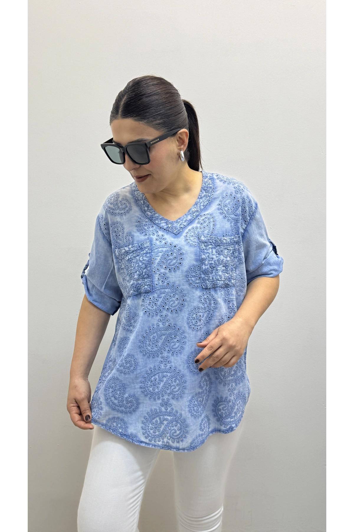 Yaprak Desenli Nakışlı V Yaka Tensel Kumaş Bluz