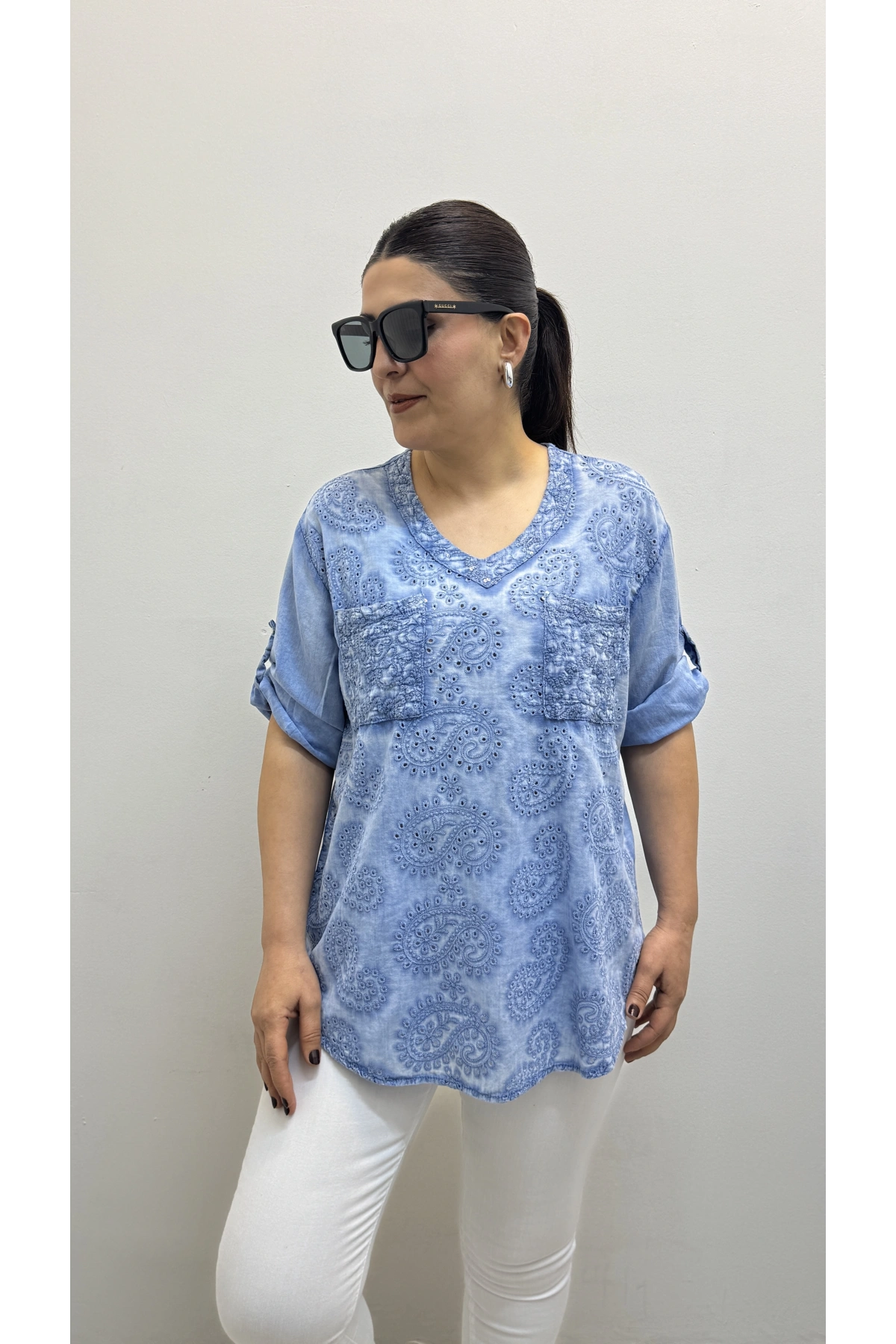 Yaprak Desenli Nakışlı V Yaka Tensel Kumaş Bluz