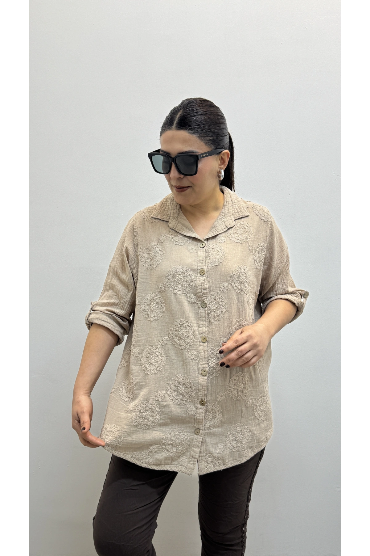 Çiçek Nakış İşlemeli Vizon Rengi Yakalı Pamuklu Gömlek