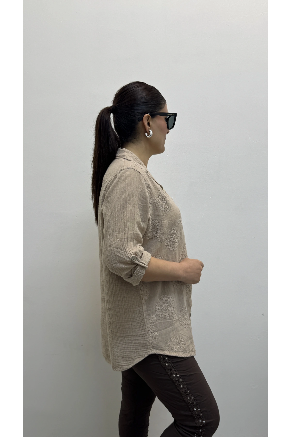 Çiçek Nakış İşlemeli Vizon Rengi Yakalı Pamuklu Gömlek