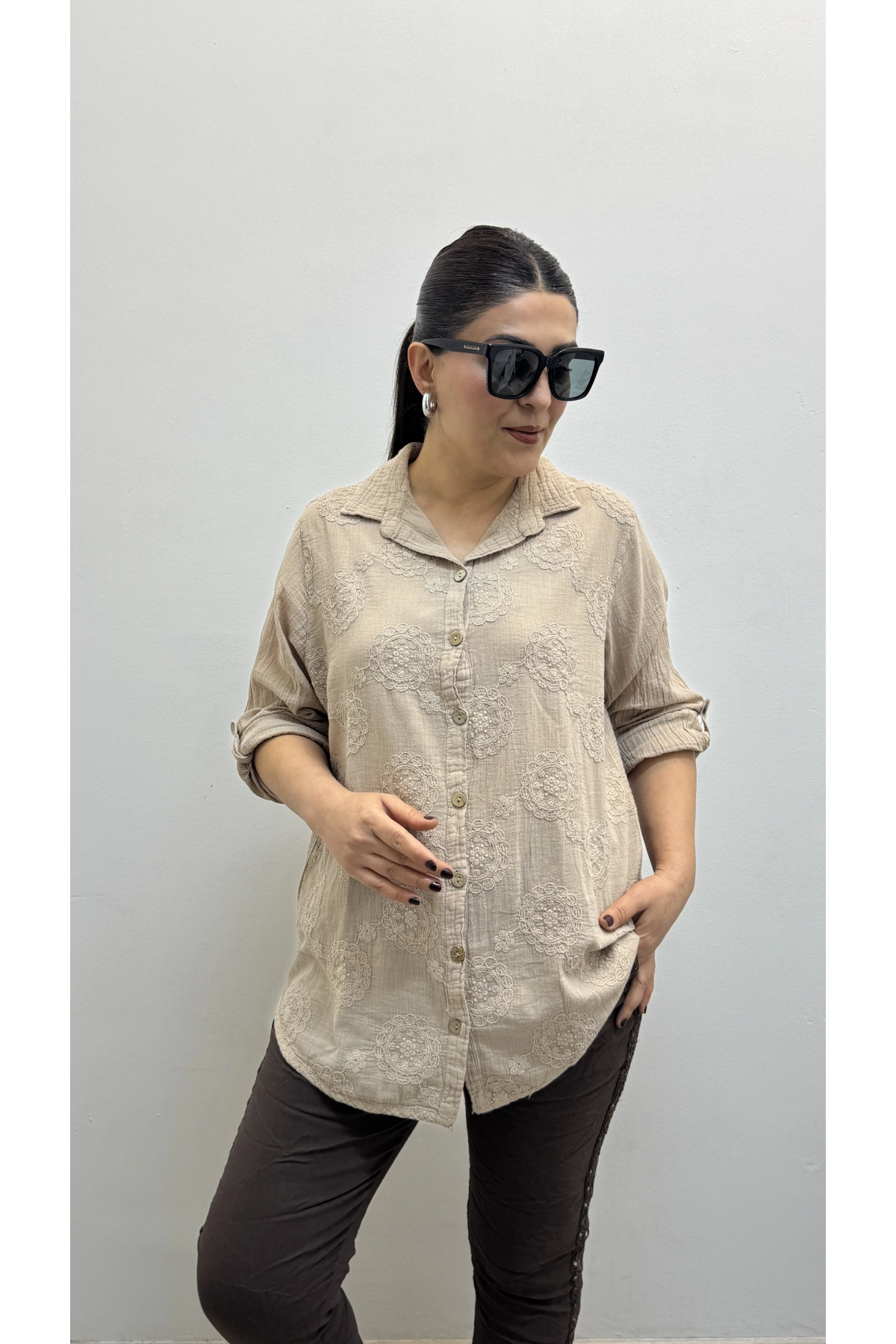 Çiçek Nakış İşlemeli Vizon Rengi Yakalı Pamuklu Gömlek