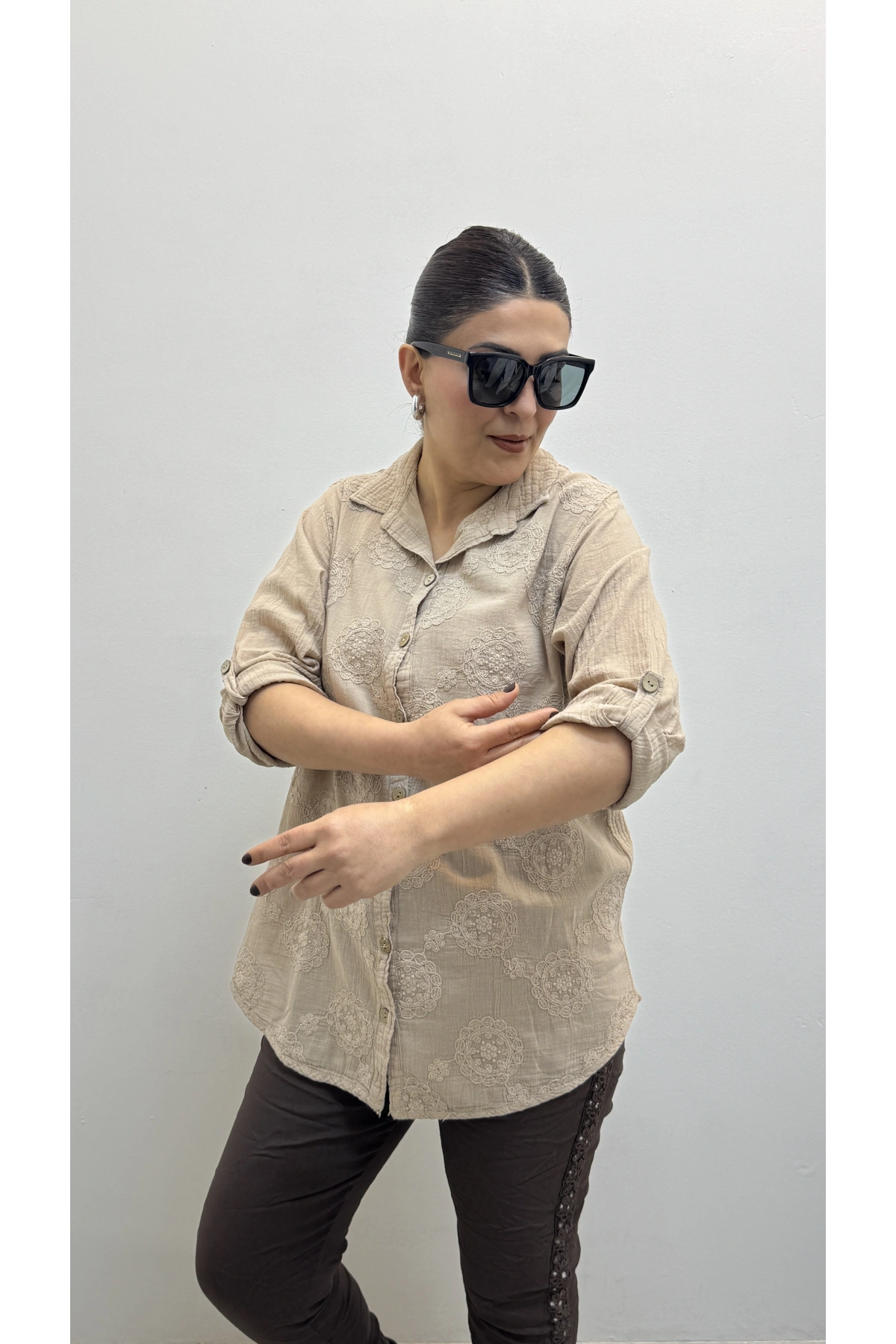 Çiçek Nakış İşlemeli Vizon Rengi Yakalı Pamuklu Gömlek