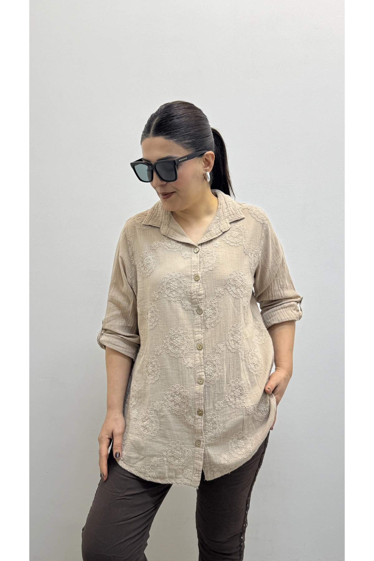 Çiçek Nakış İşlemeli Vizon Rengi Yakalı Pamuklu Gömlek