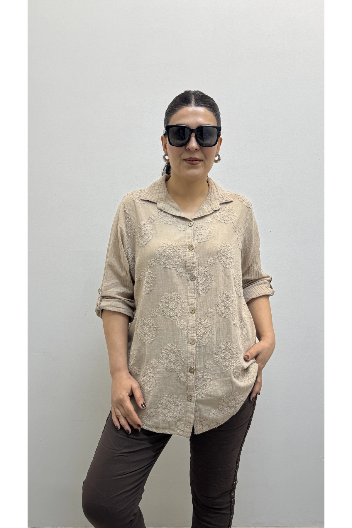 Çiçek Nakış İşlemeli Vizon Rengi Yakalı Pamuklu Gömlek