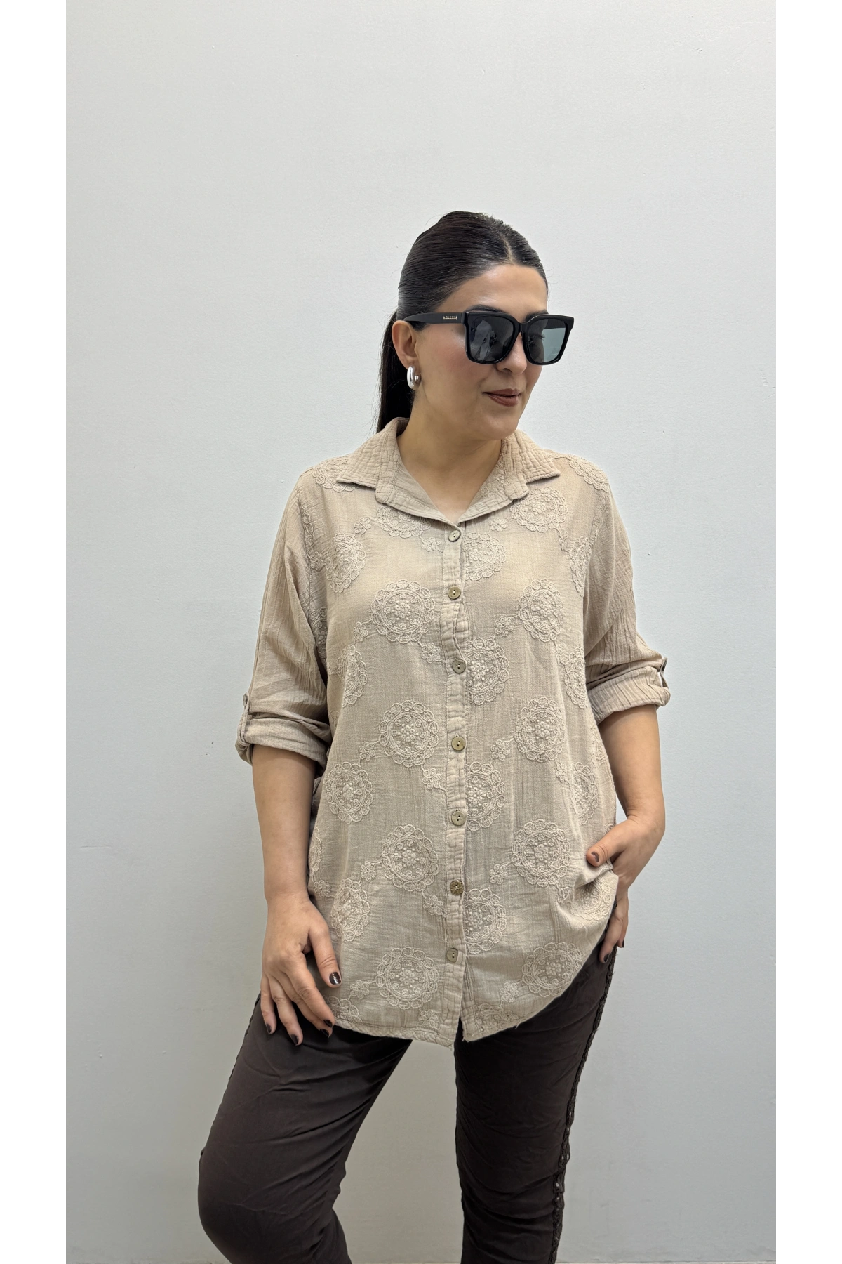 Çiçek Nakış İşlemeli Vizon Rengi Yakalı Pamuklu Gömlek